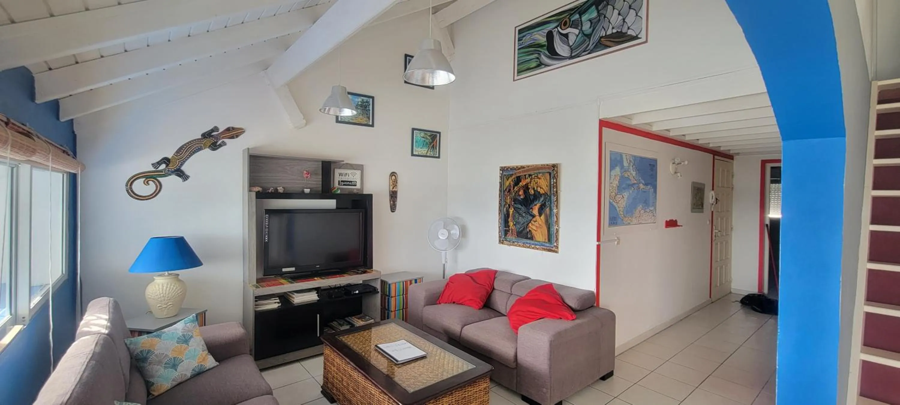 TV and multimedia in Sublime appartement face à la mer, vue panoramique
