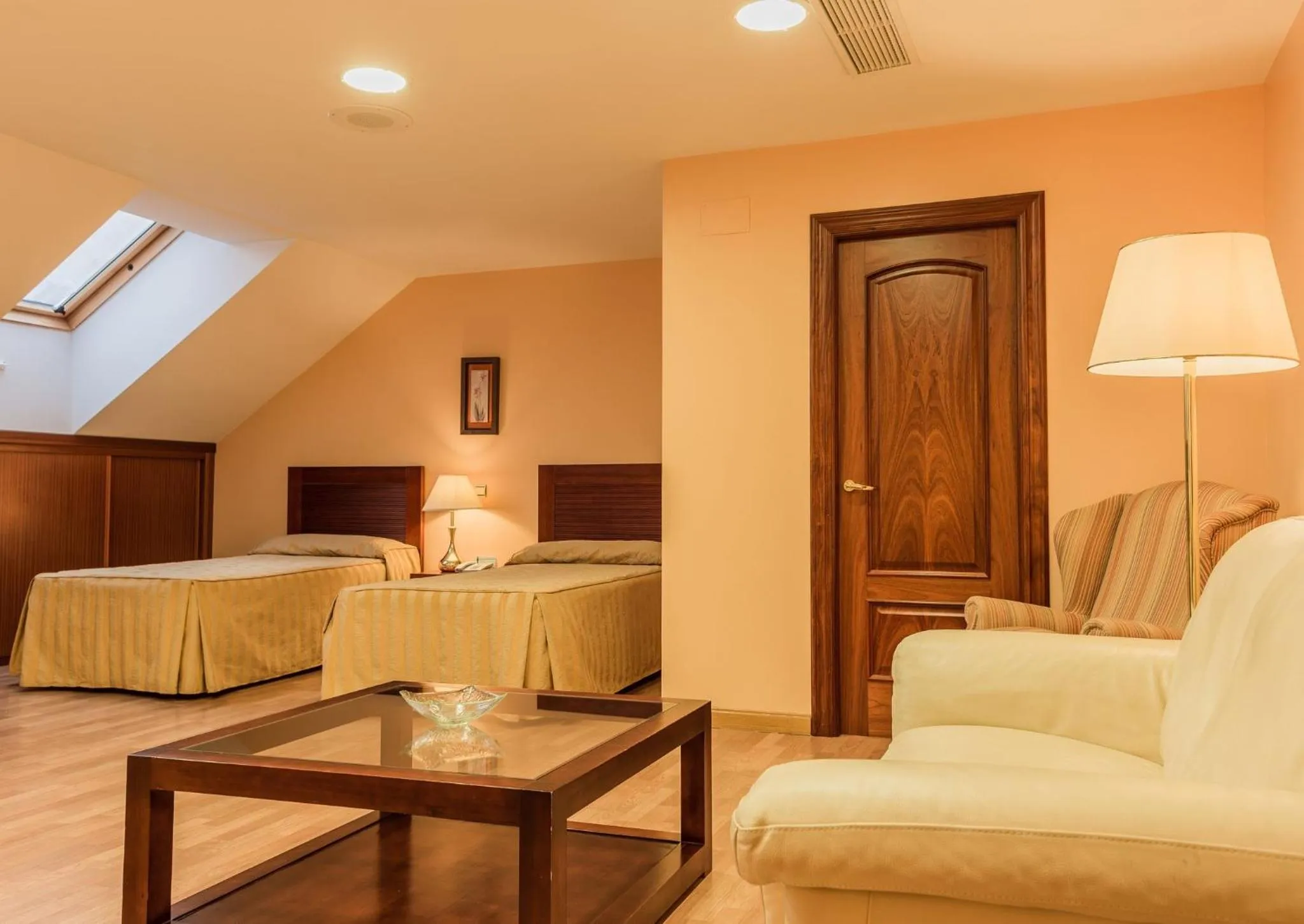 Photo of the whole room, Bed in Sercotel Guadiana