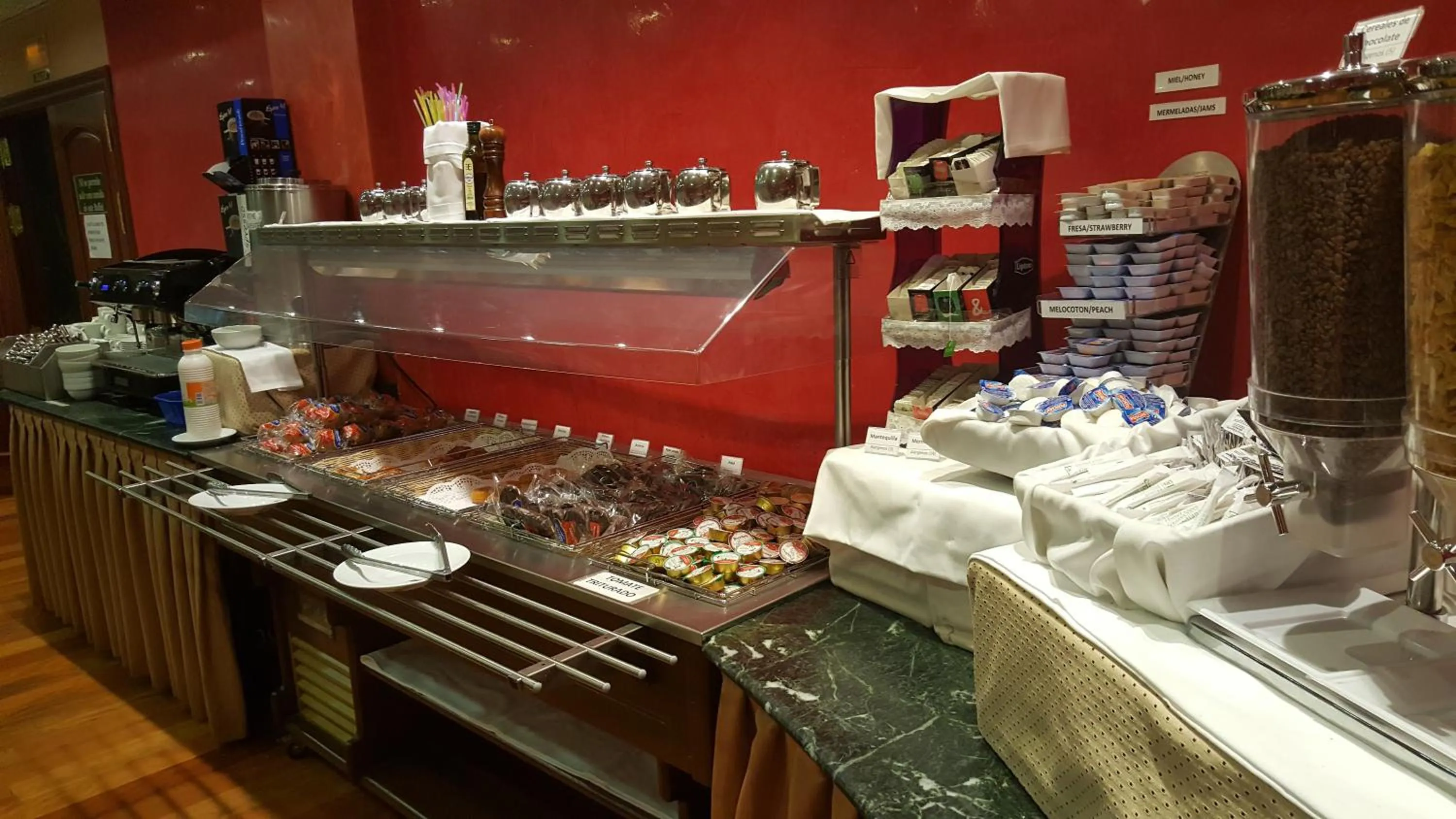 Buffet breakfast in Sercotel Guadiana