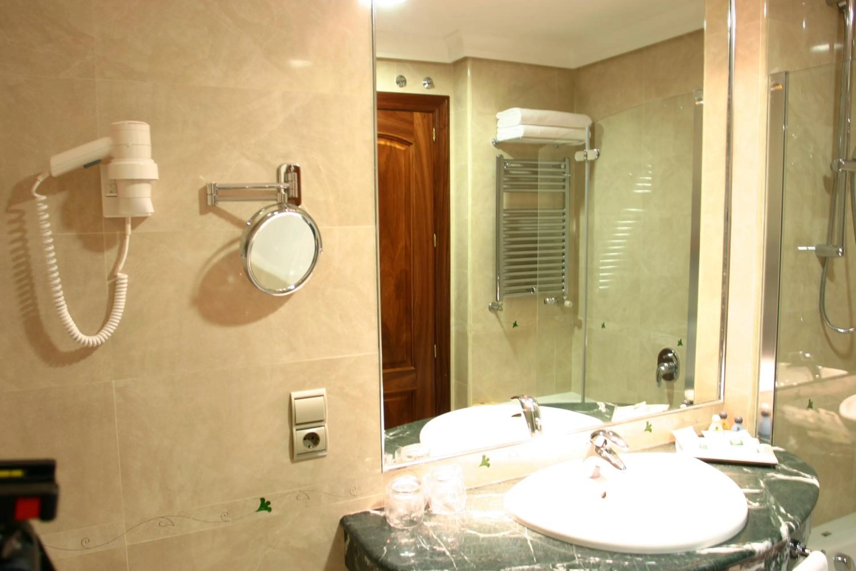 Bathroom in Sercotel Guadiana