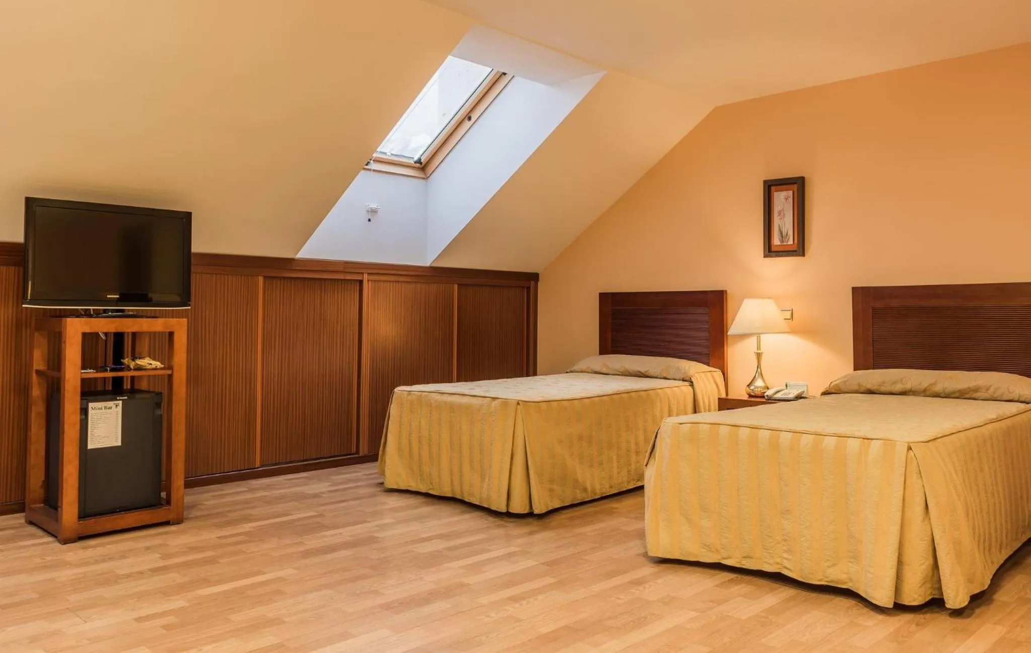 Photo of the whole room, Bed in Sercotel Guadiana