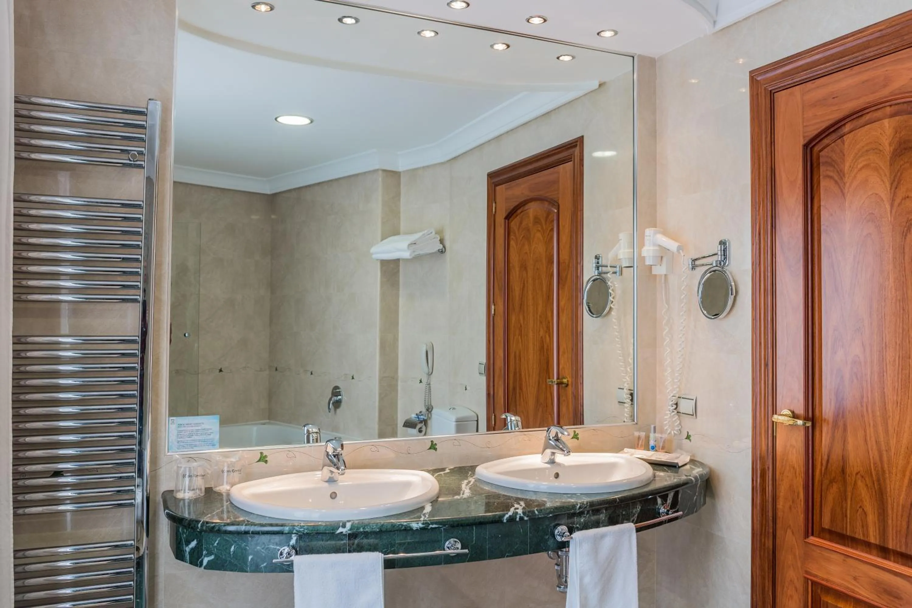 Bathroom in Sercotel Guadiana