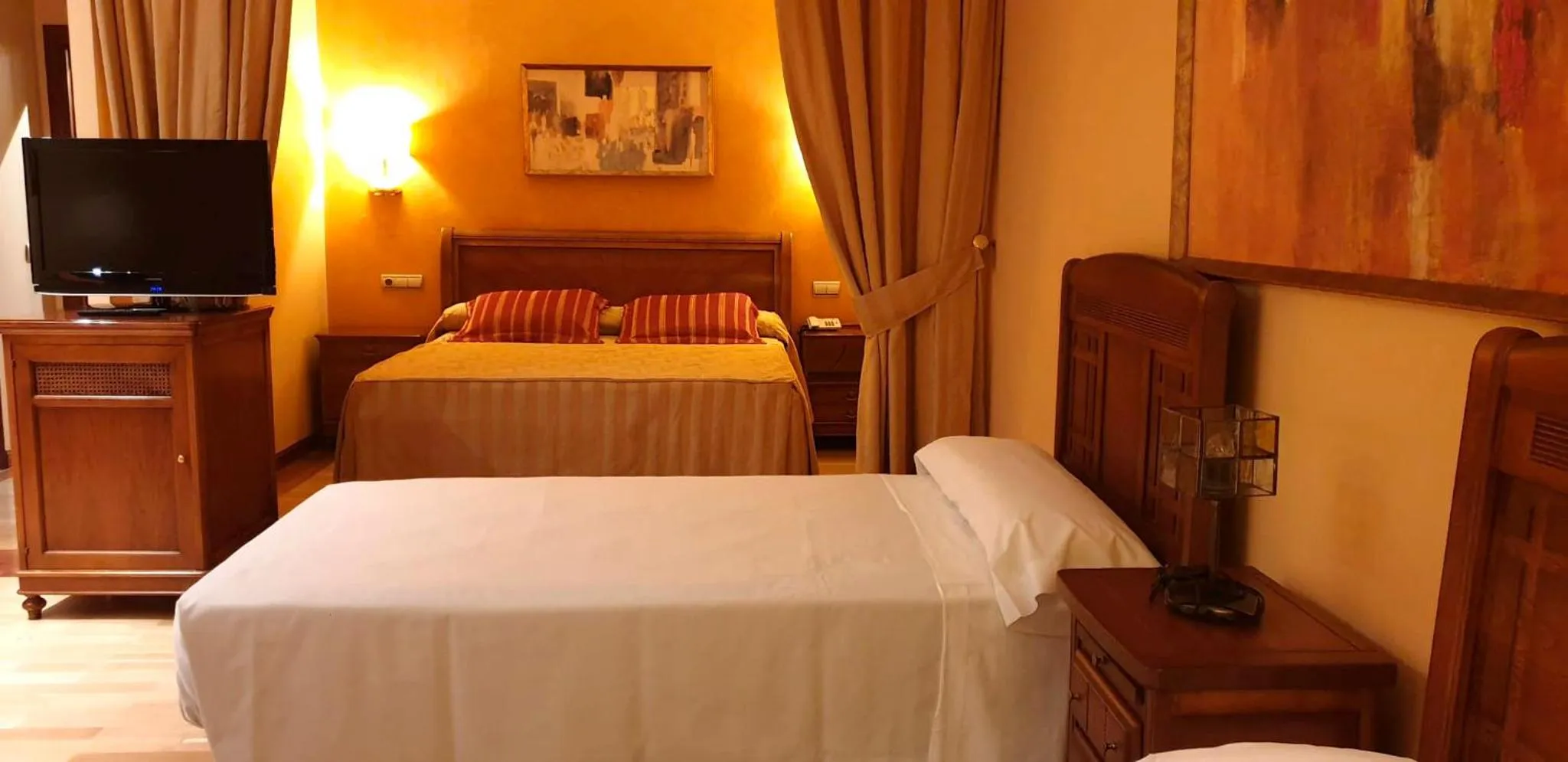 Photo of the whole room, Bed in Sercotel Guadiana
