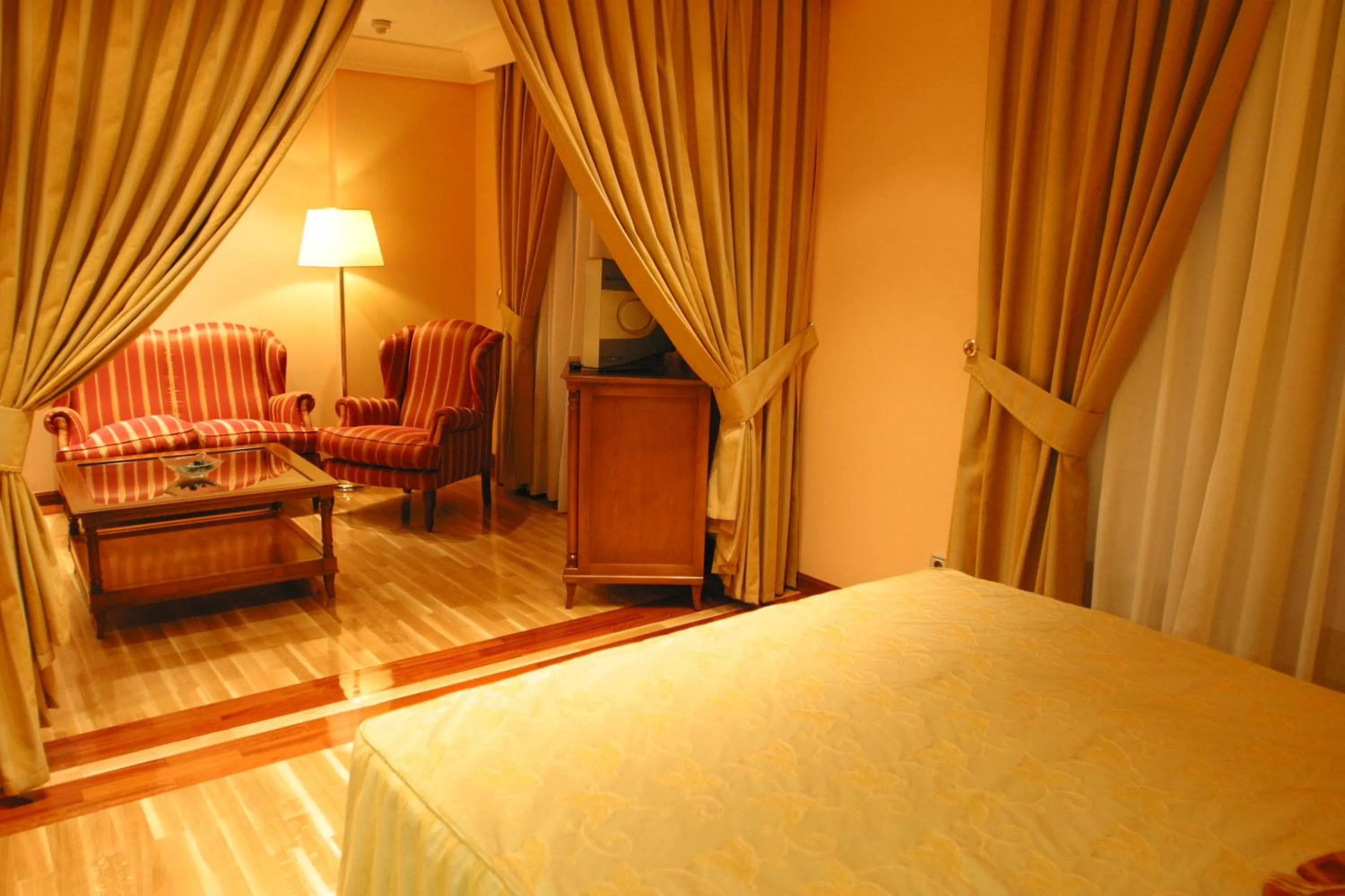 Photo of the whole room, Bed in Sercotel Guadiana