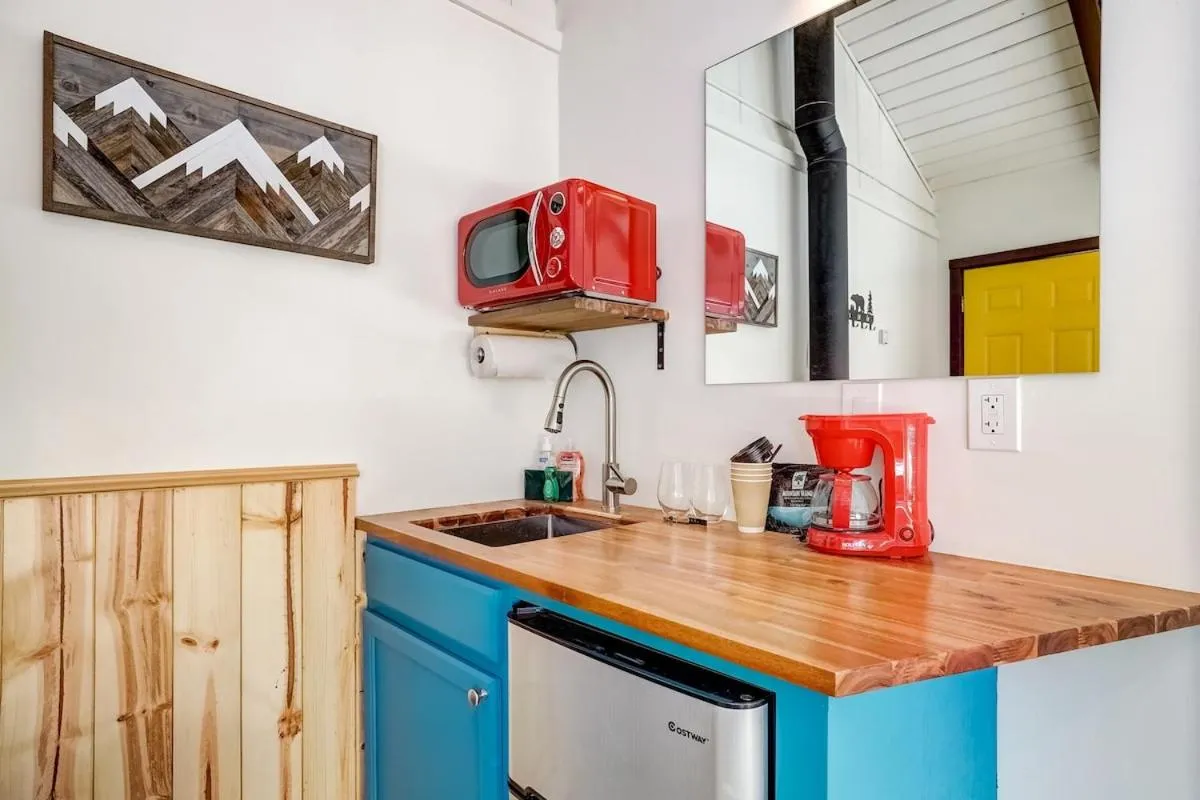 Coffee/tea facilities in Tahoe Mountain Inn