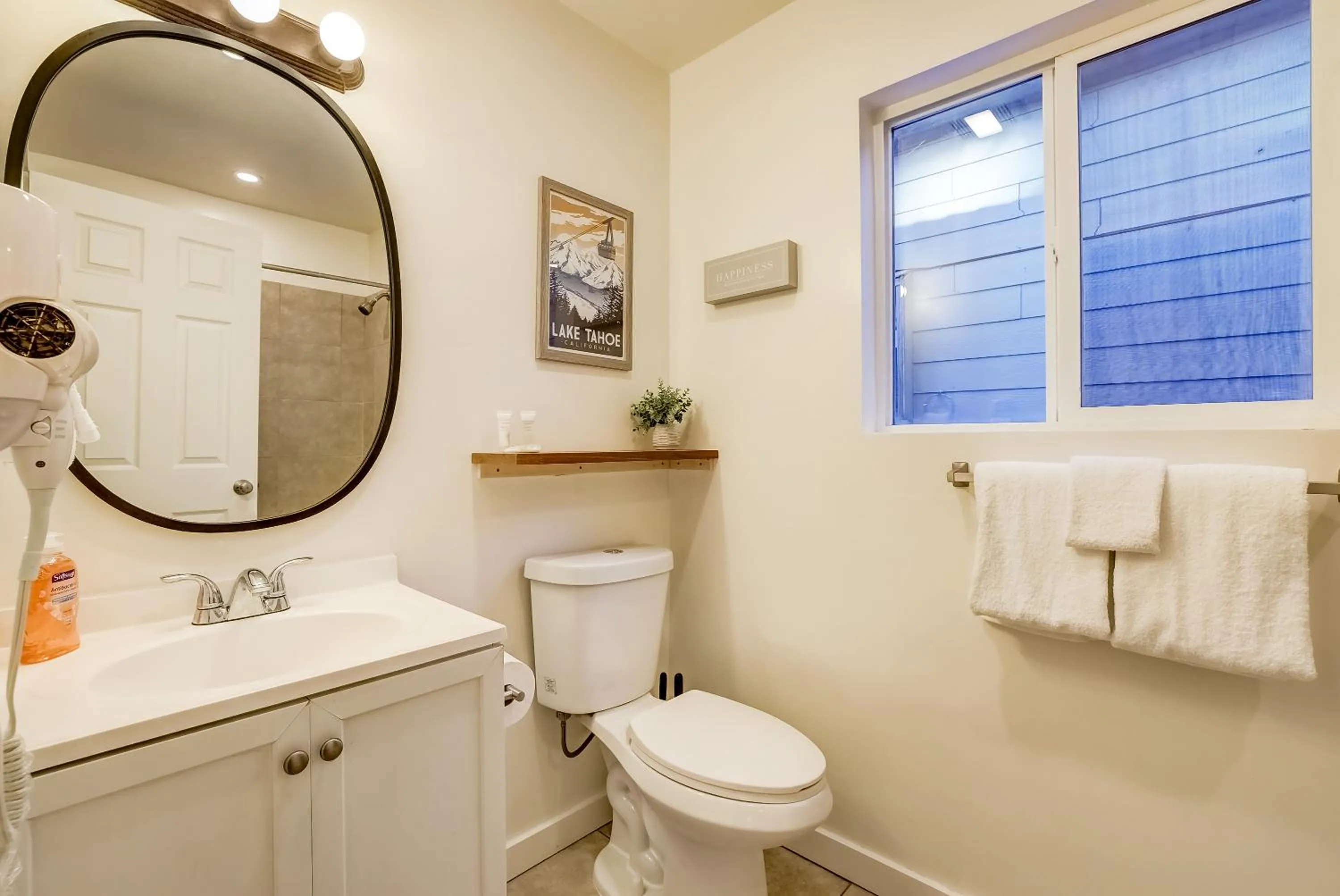 Toilet in Tahoe Mountain Inn