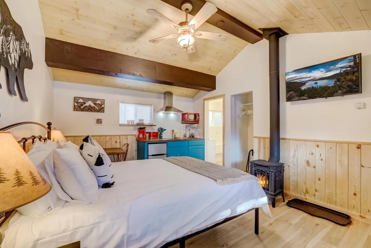 Kitchen or kitchenette, Bed in Tahoe Mountain Inn