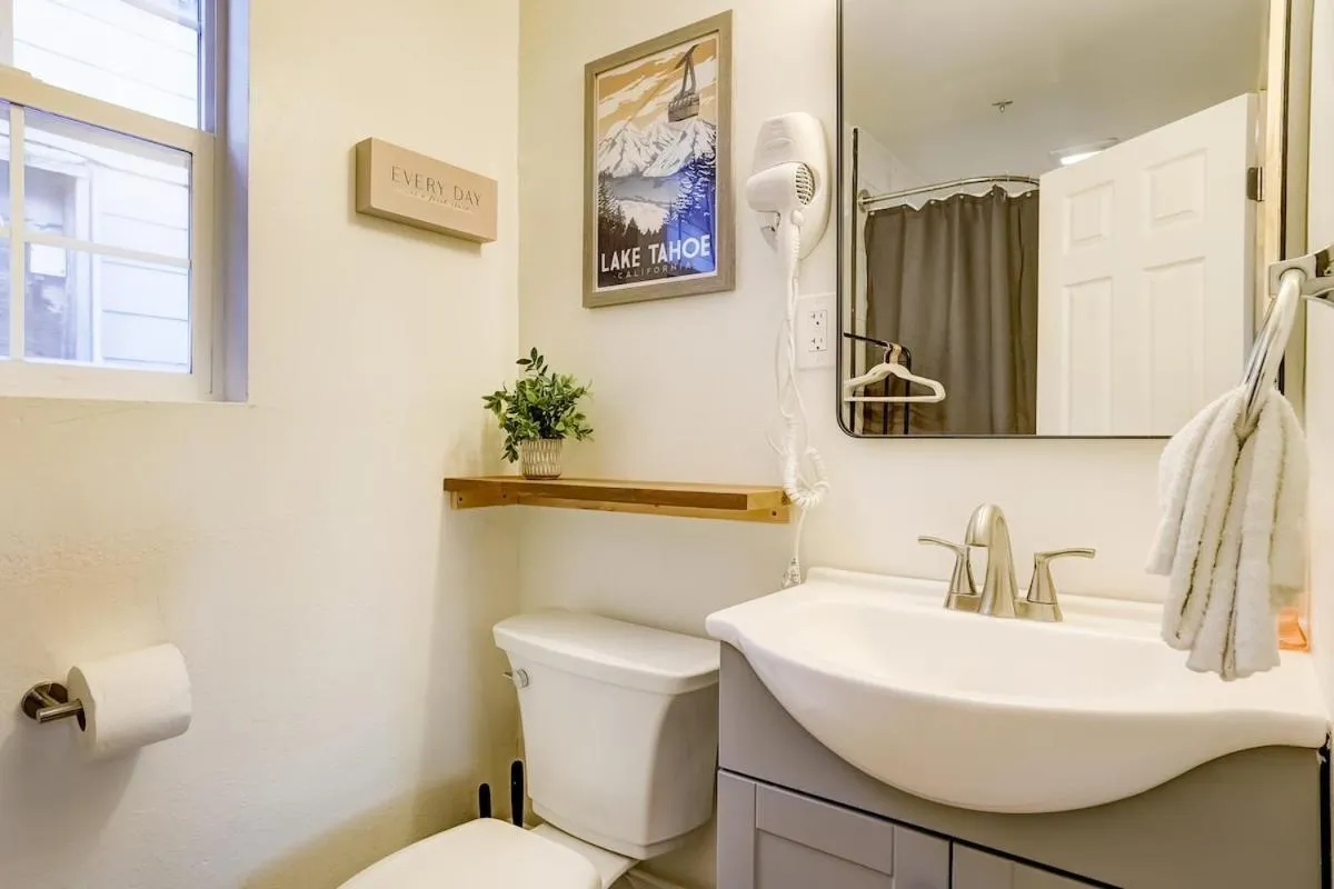 Toilet in Tahoe Mountain Inn