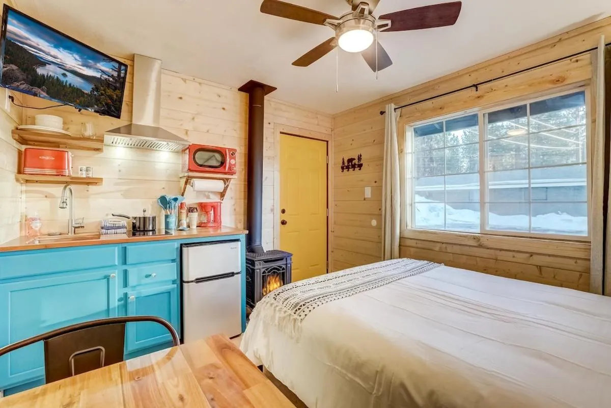 TV and multimedia, Bed in Tahoe Mountain Inn