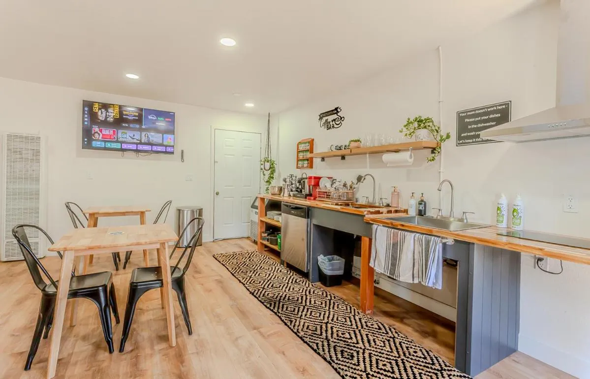Kitchen or kitchenette in Tahoe Mountain Inn