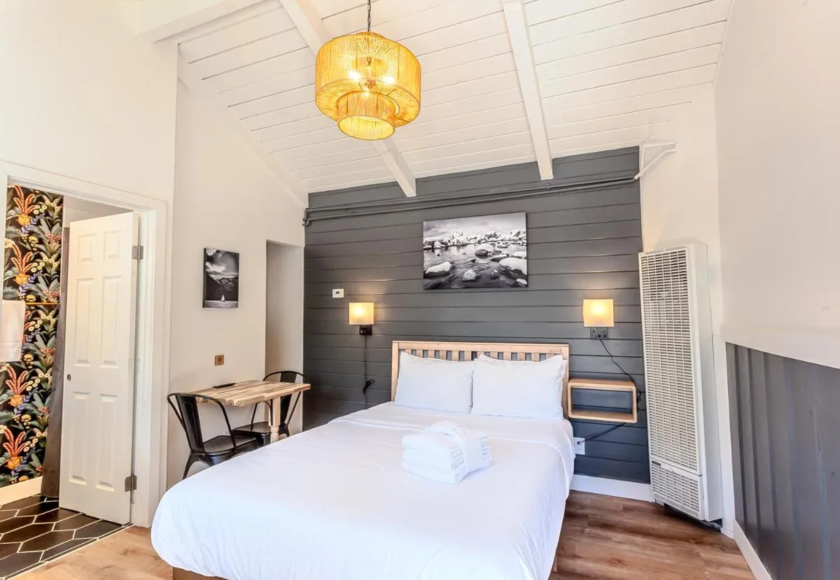 Photo of the whole room, Bed in Tahoe Mountain Inn