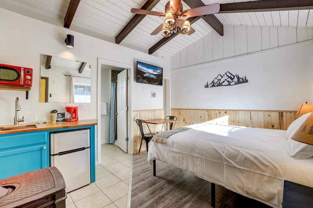 TV and multimedia, Bed in Tahoe Mountain Inn