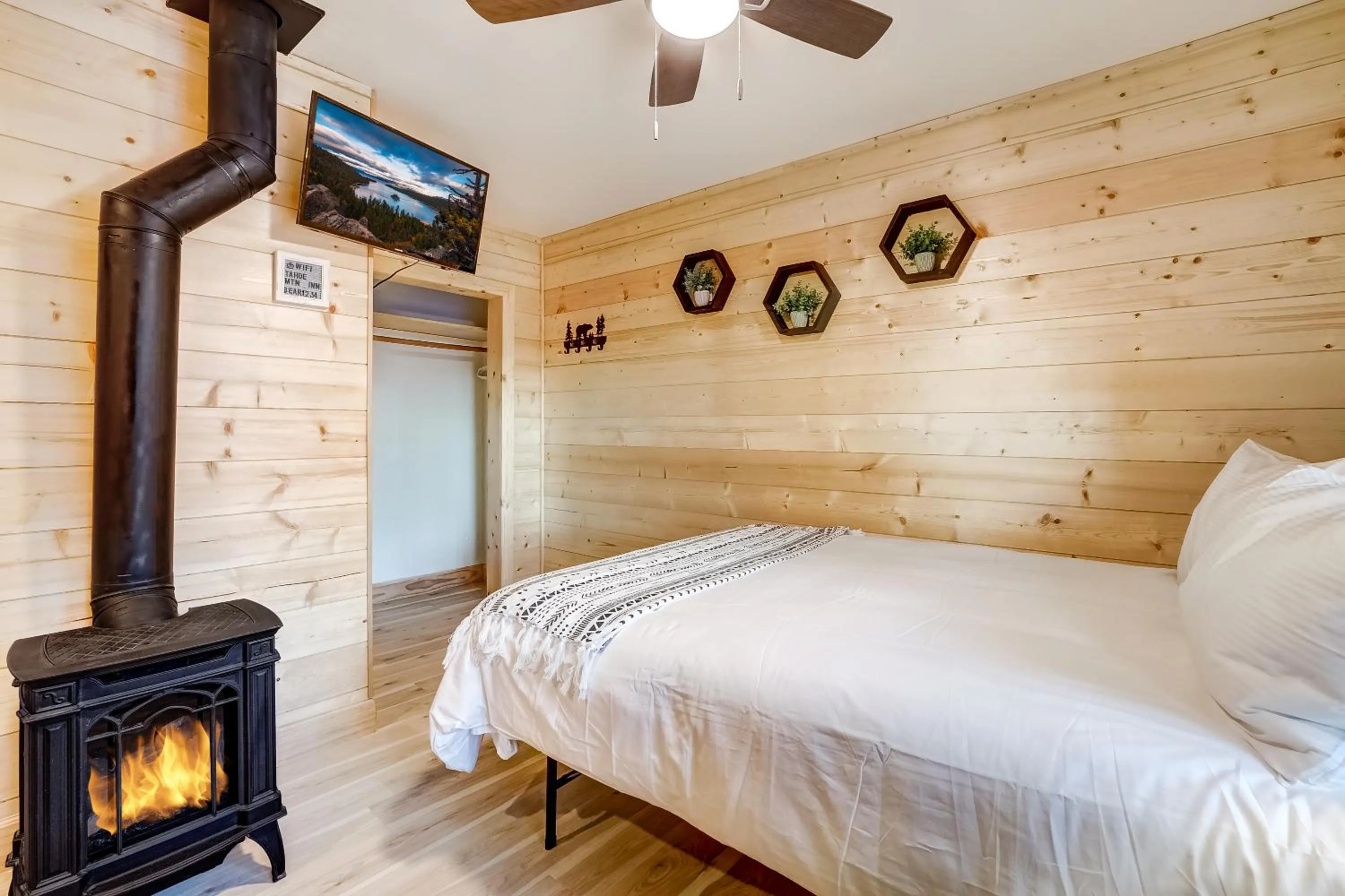 TV and multimedia, Bed in Tahoe Mountain Inn