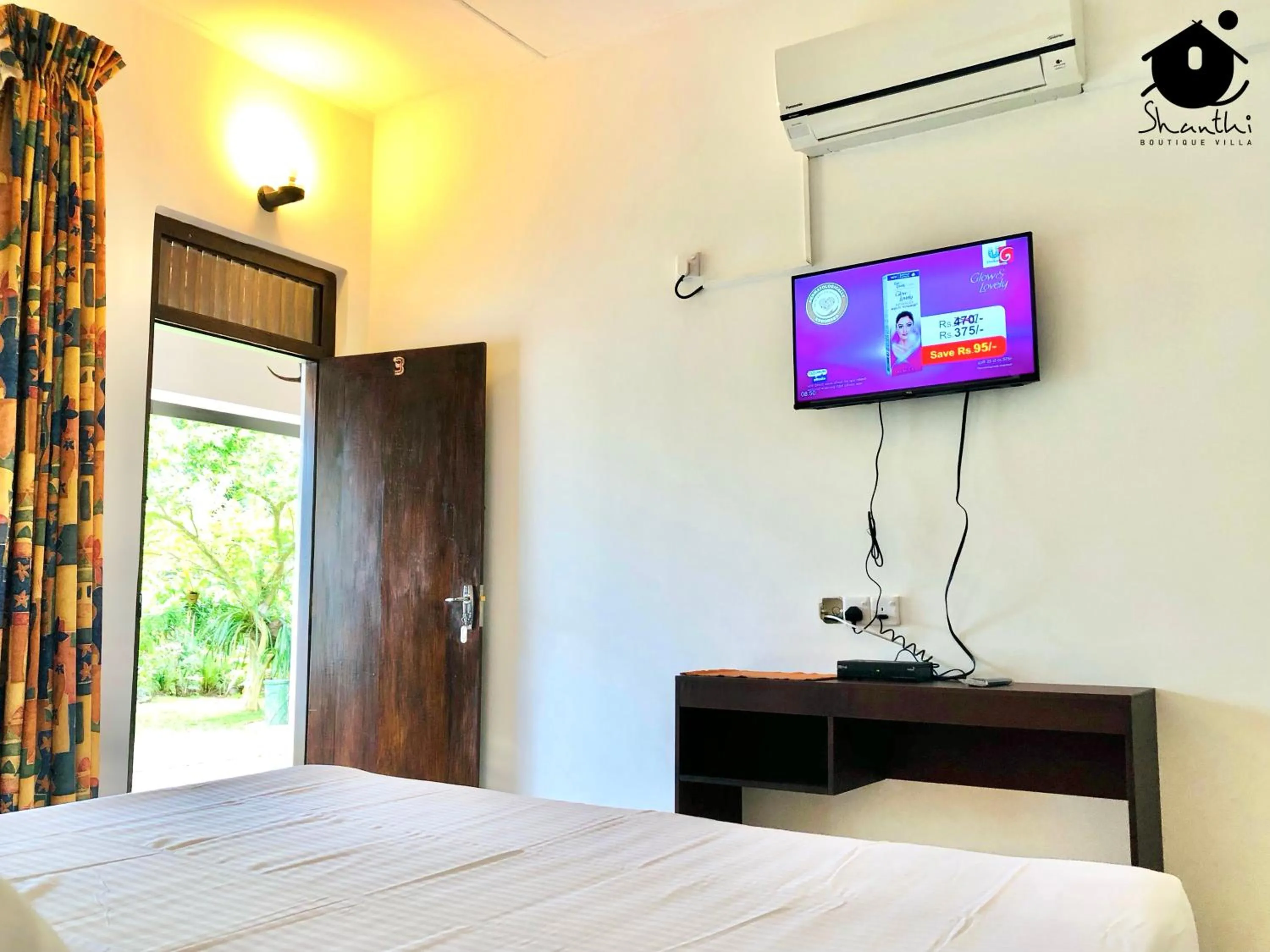 Bed in Shanthi Boutique Villa