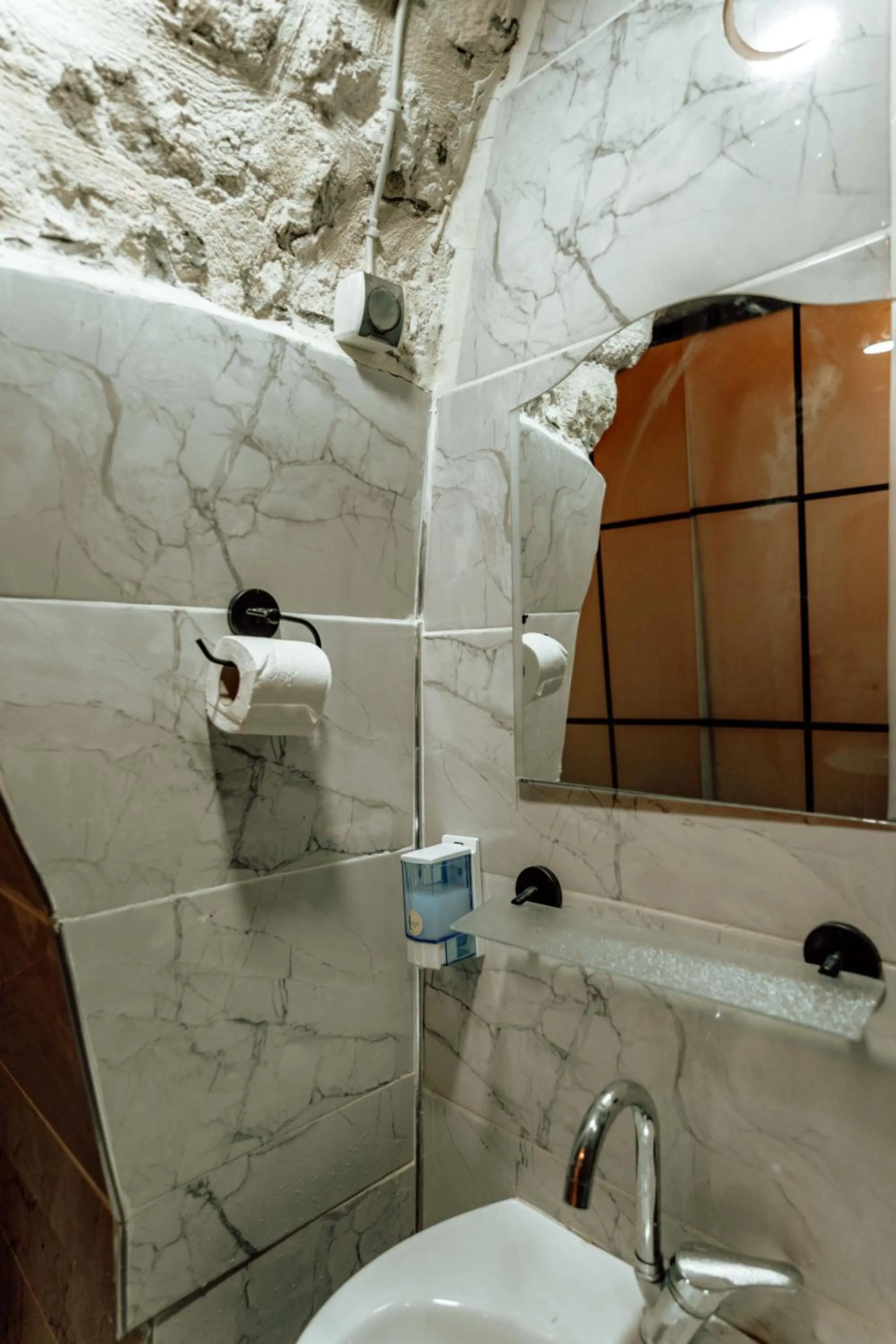 Bathroom in Sarmaşık Otel