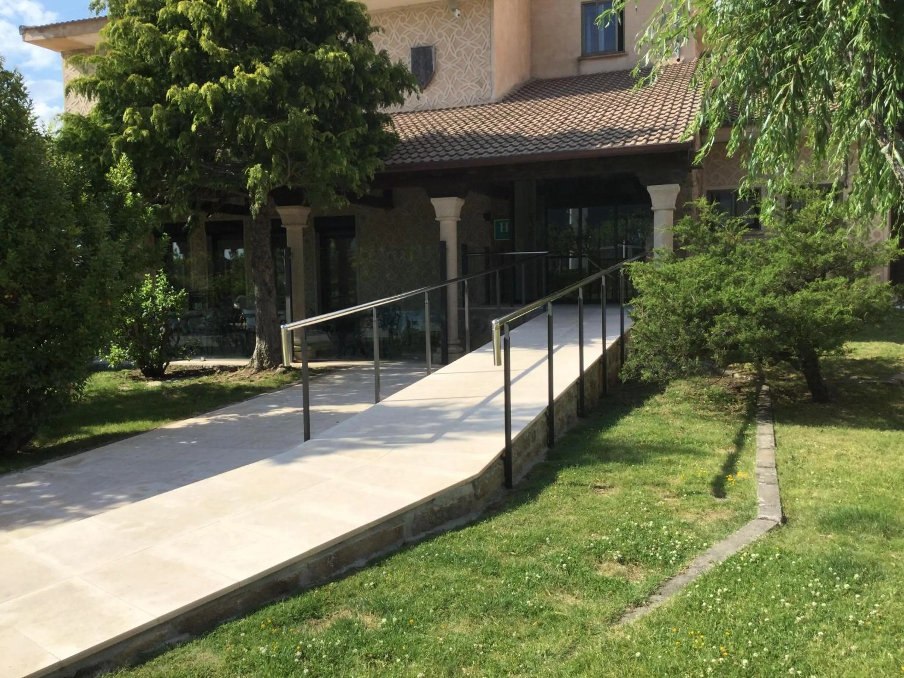 Facade/entrance in Mirasierra