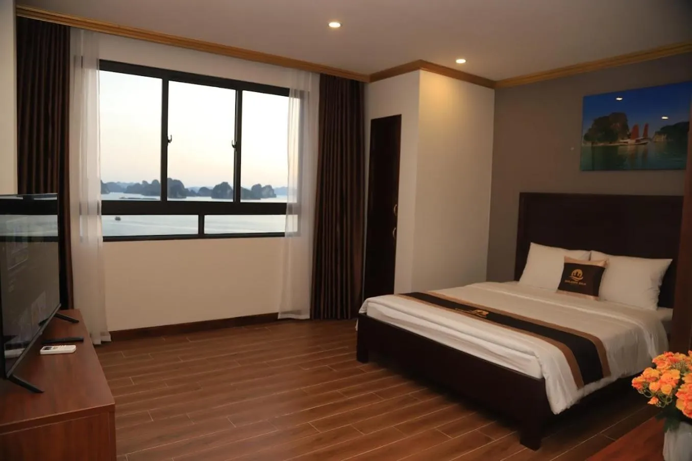 Photo of the whole room, Bed in Golden Sea HaLong Hotel