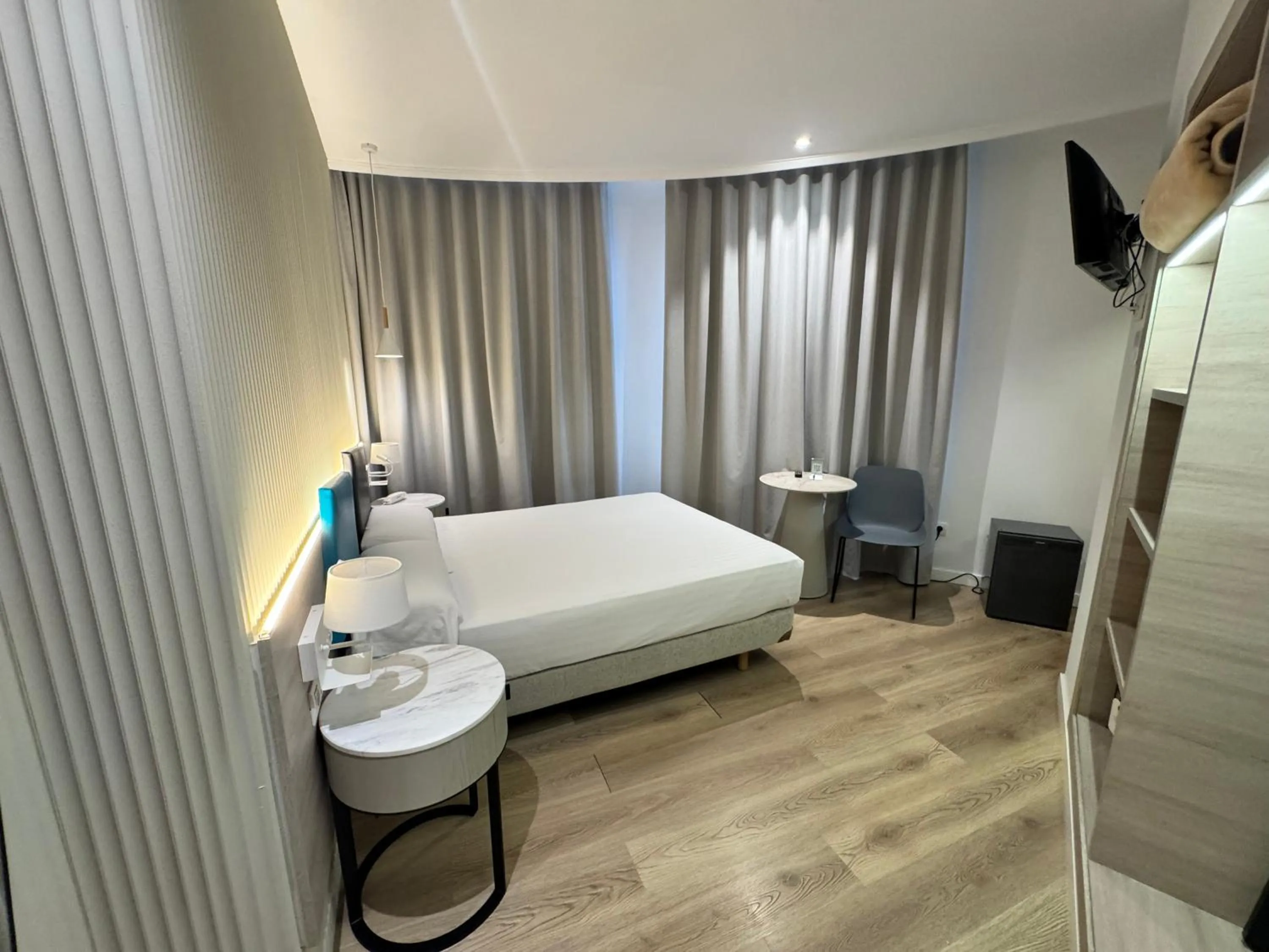 Bedroom, Bed in Hotel Mediterraneo Valencia