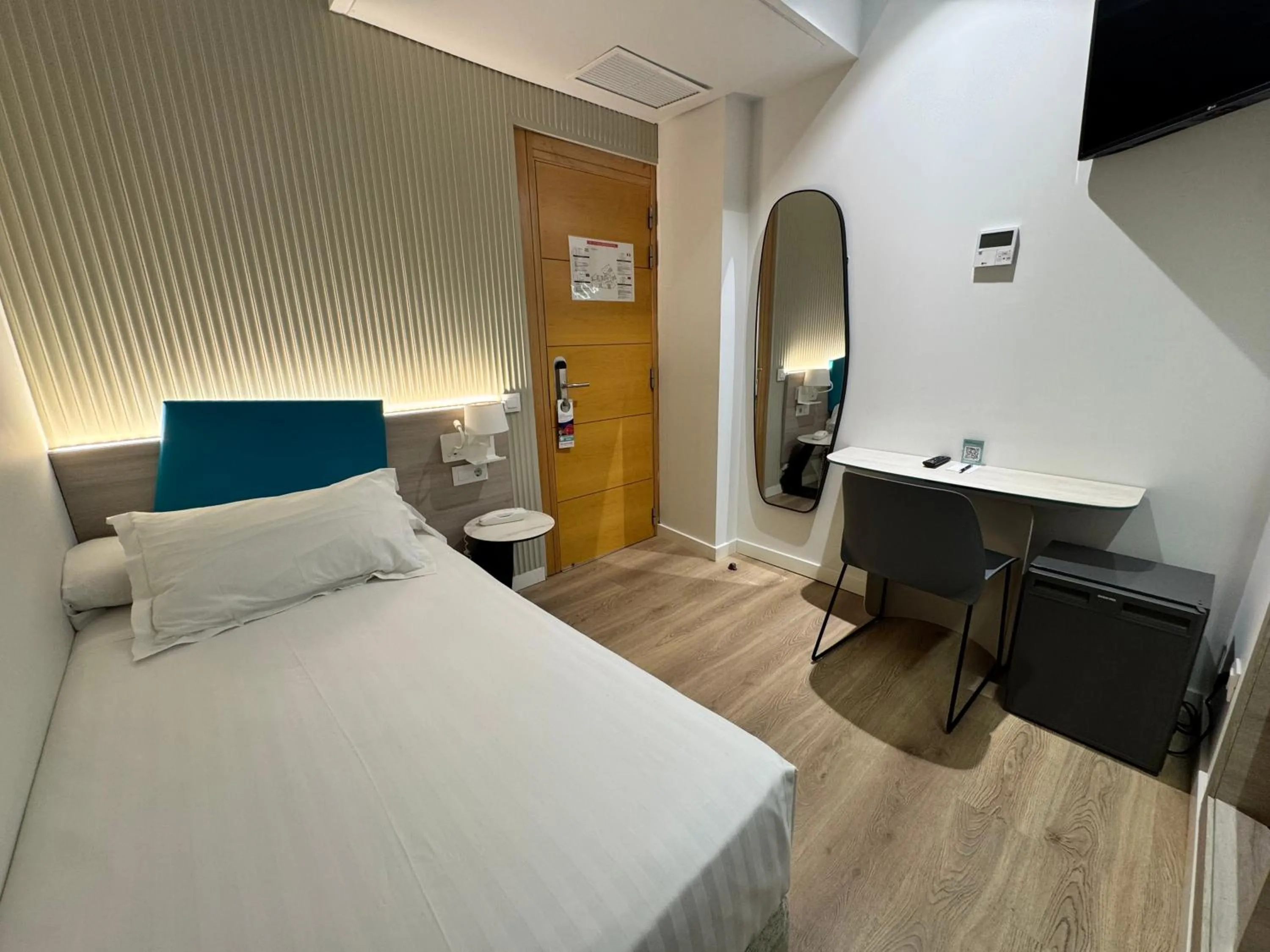 Bedroom, Bed in Hotel Mediterraneo Valencia