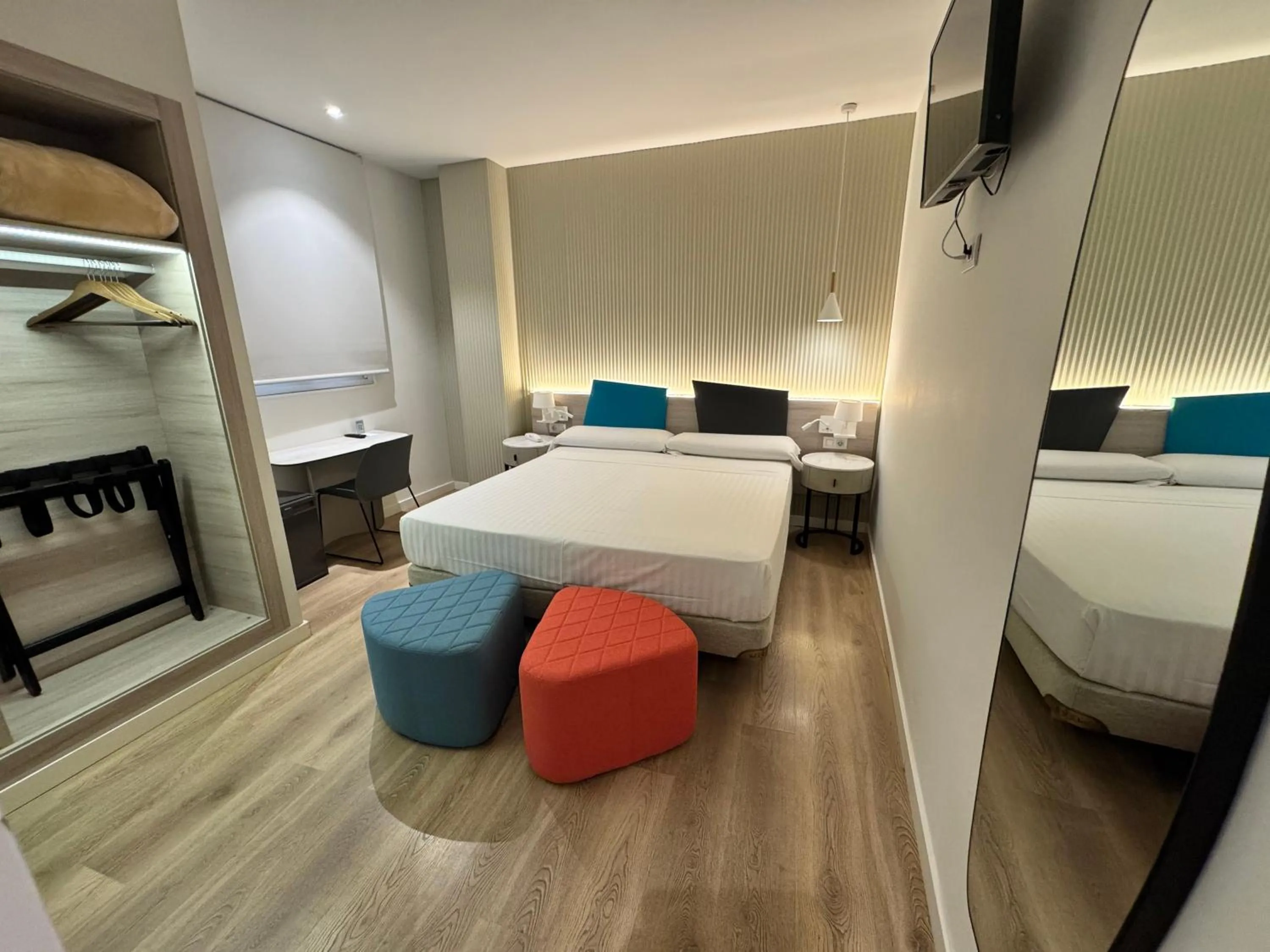 Bedroom, Bed in Hotel Mediterraneo Valencia