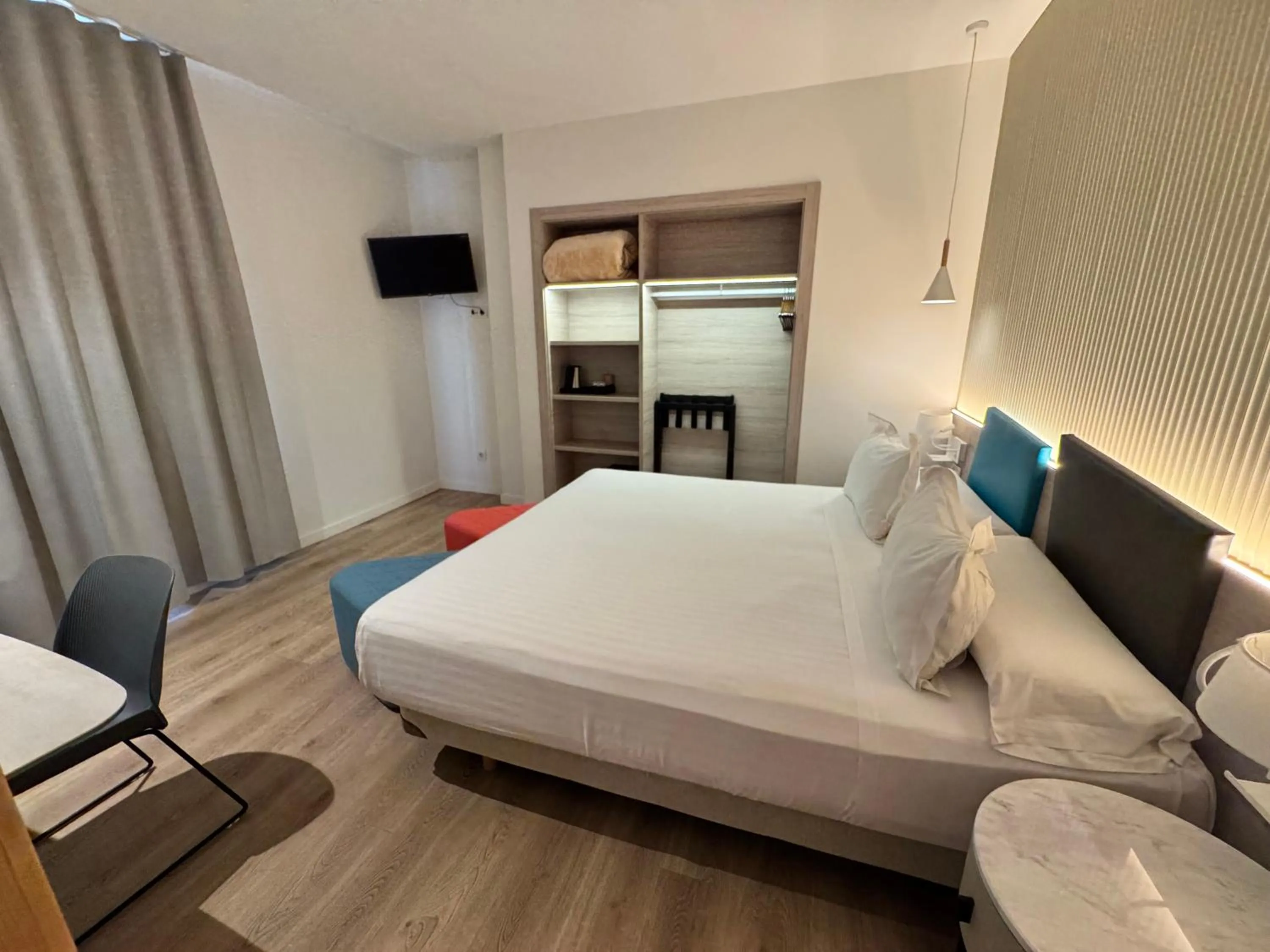 Bedroom, Bed in Hotel Mediterraneo Valencia