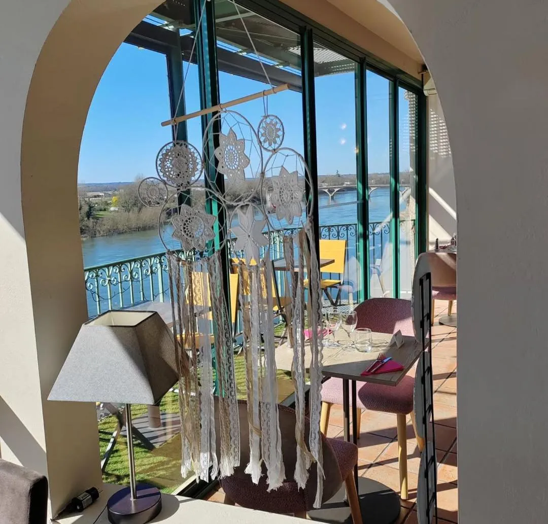 Property building in CÔTE GARONNE le BALCON DES DAMES -hôtel et restaurant- Tonneins Fauillet Marmande - vue panoramique bord de Garonne chambres climatisées