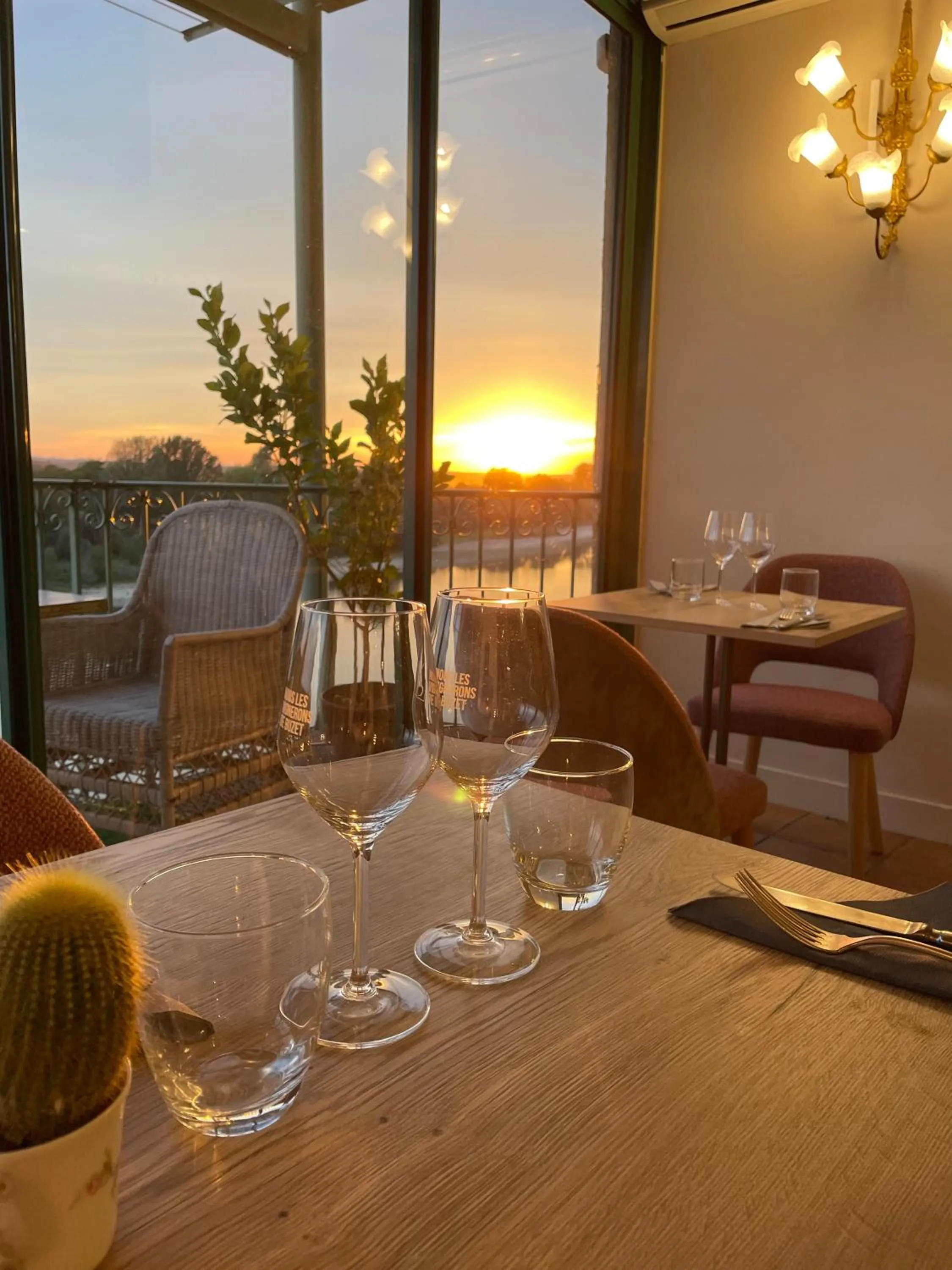 Restaurant/places to eat in CÔTE GARONNE le BALCON DES DAMES -hôtel et restaurant- Tonneins Fauillet Marmande - vue panoramique bord de Garonne chambres climatisées