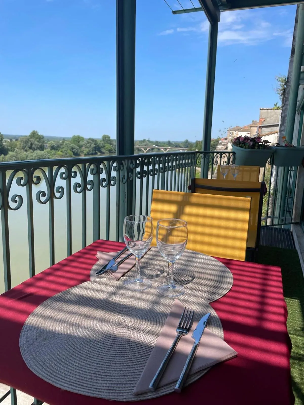 Restaurant/places to eat in CÔTE GARONNE le BALCON DES DAMES -hôtel et restaurant- Tonneins Fauillet Marmande - vue panoramique bord de Garonne chambres climatisées