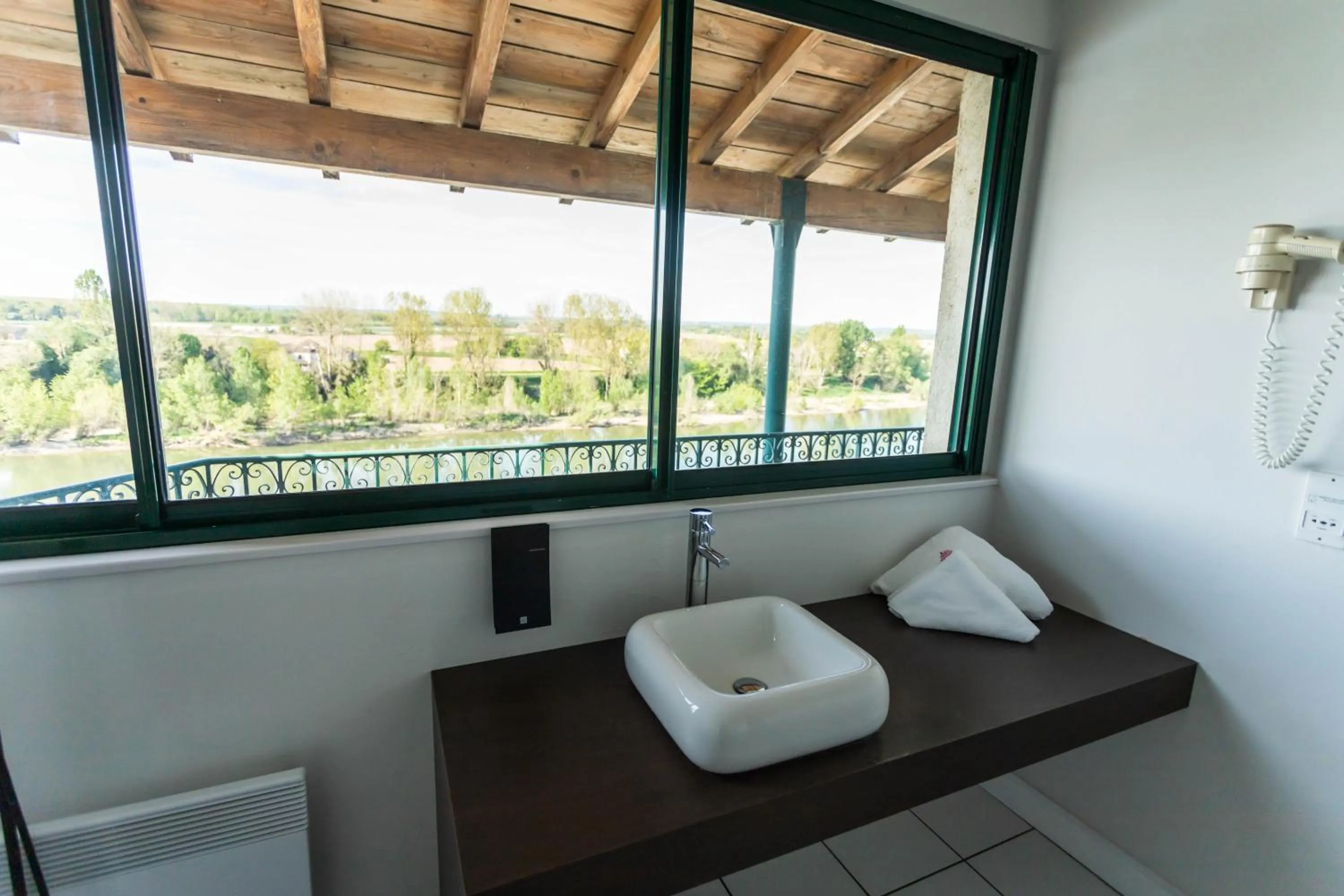 Bathroom in CÔTE GARONNE le BALCON DES DAMES -hôtel et restaurant- Tonneins Fauillet Marmande - vue panoramique bord de Garonne chambres climatisées