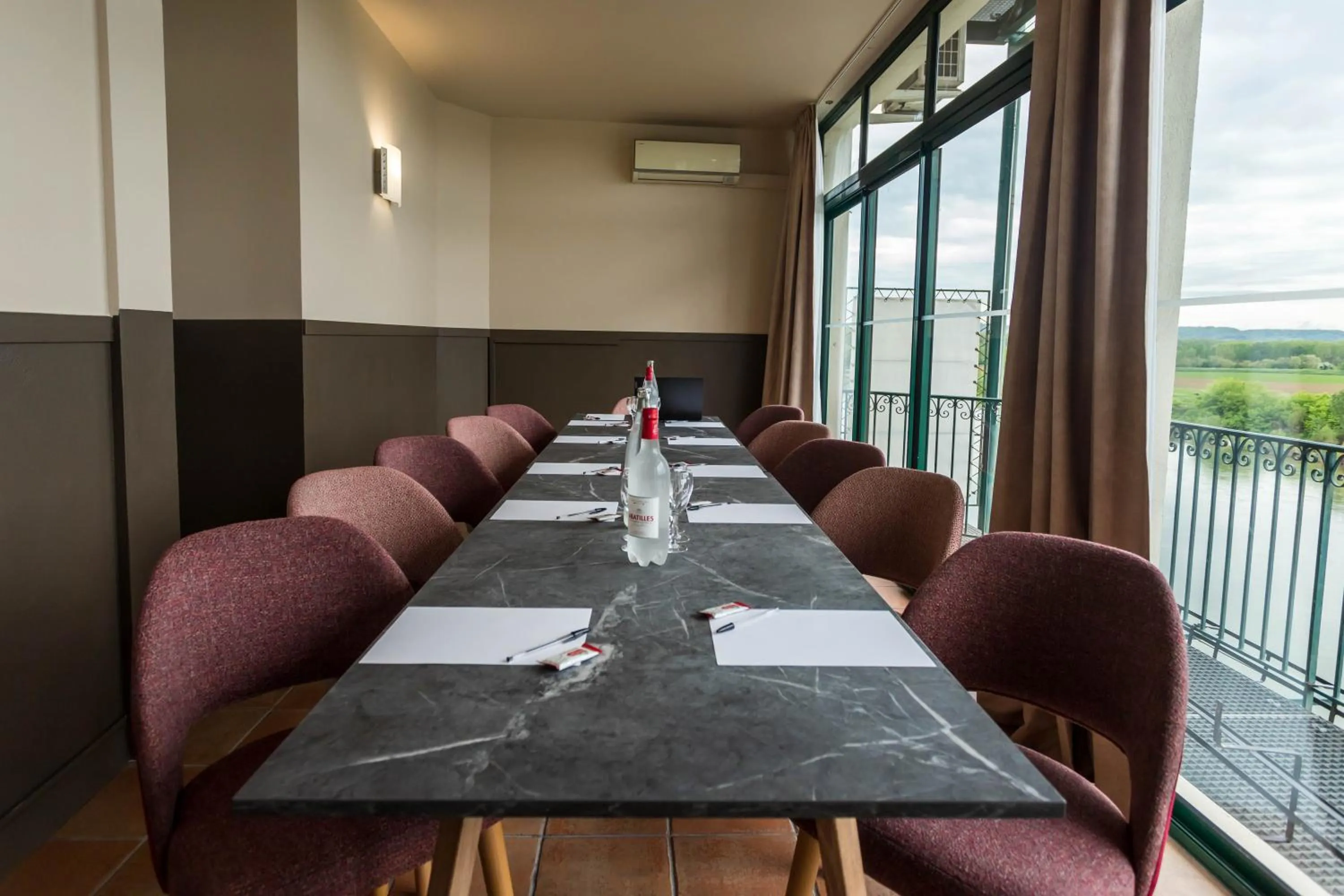 Seating area in CÔTE GARONNE le BALCON DES DAMES -hôtel et restaurant- Tonneins Fauillet Marmande - vue panoramique bord de Garonne chambres climatisées