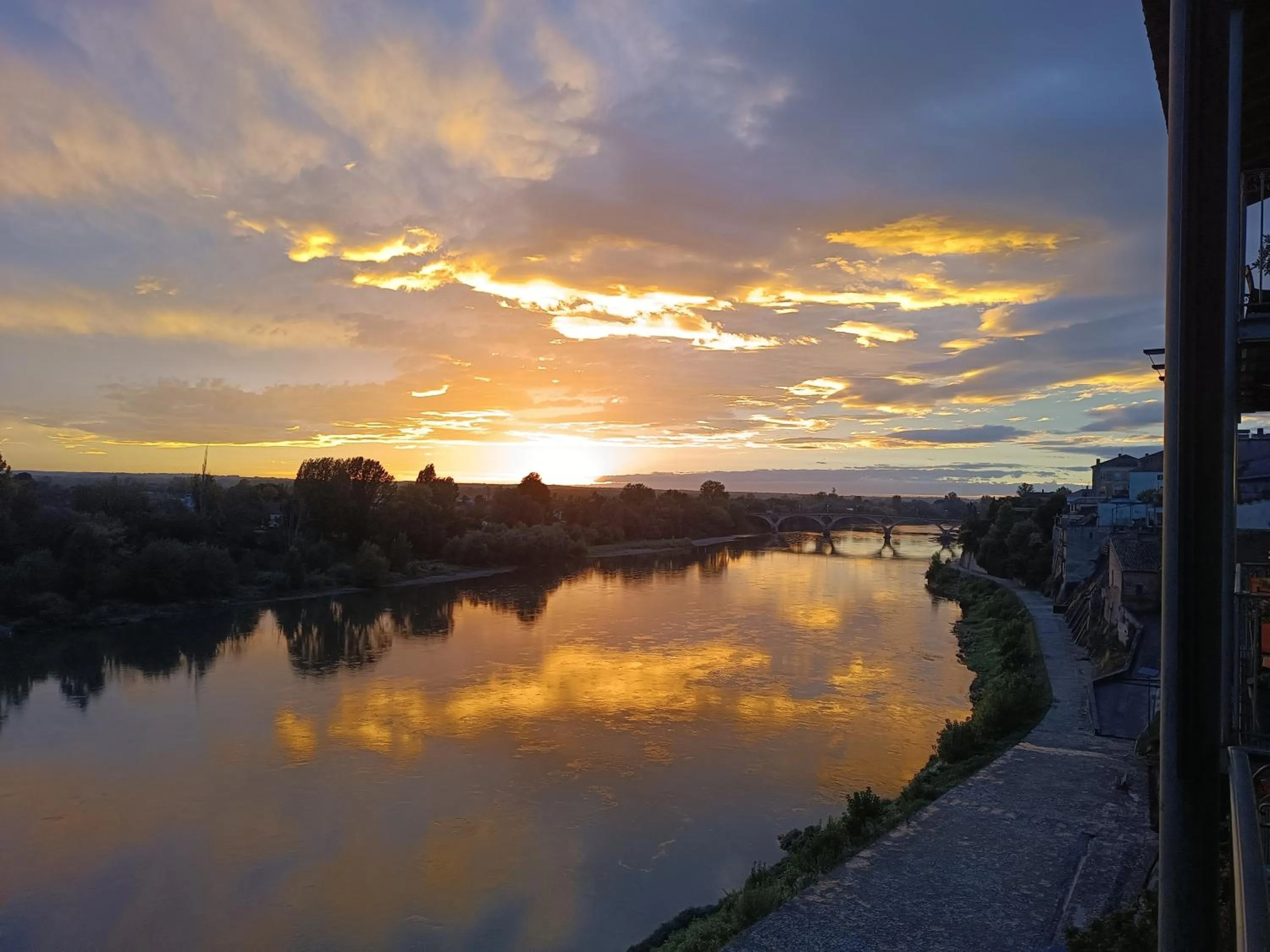 City view in CÔTE GARONNE le BALCON DES DAMES -hôtel et restaurant- Tonneins Fauillet Marmande - vue panoramique bord de Garonne chambres climatisées