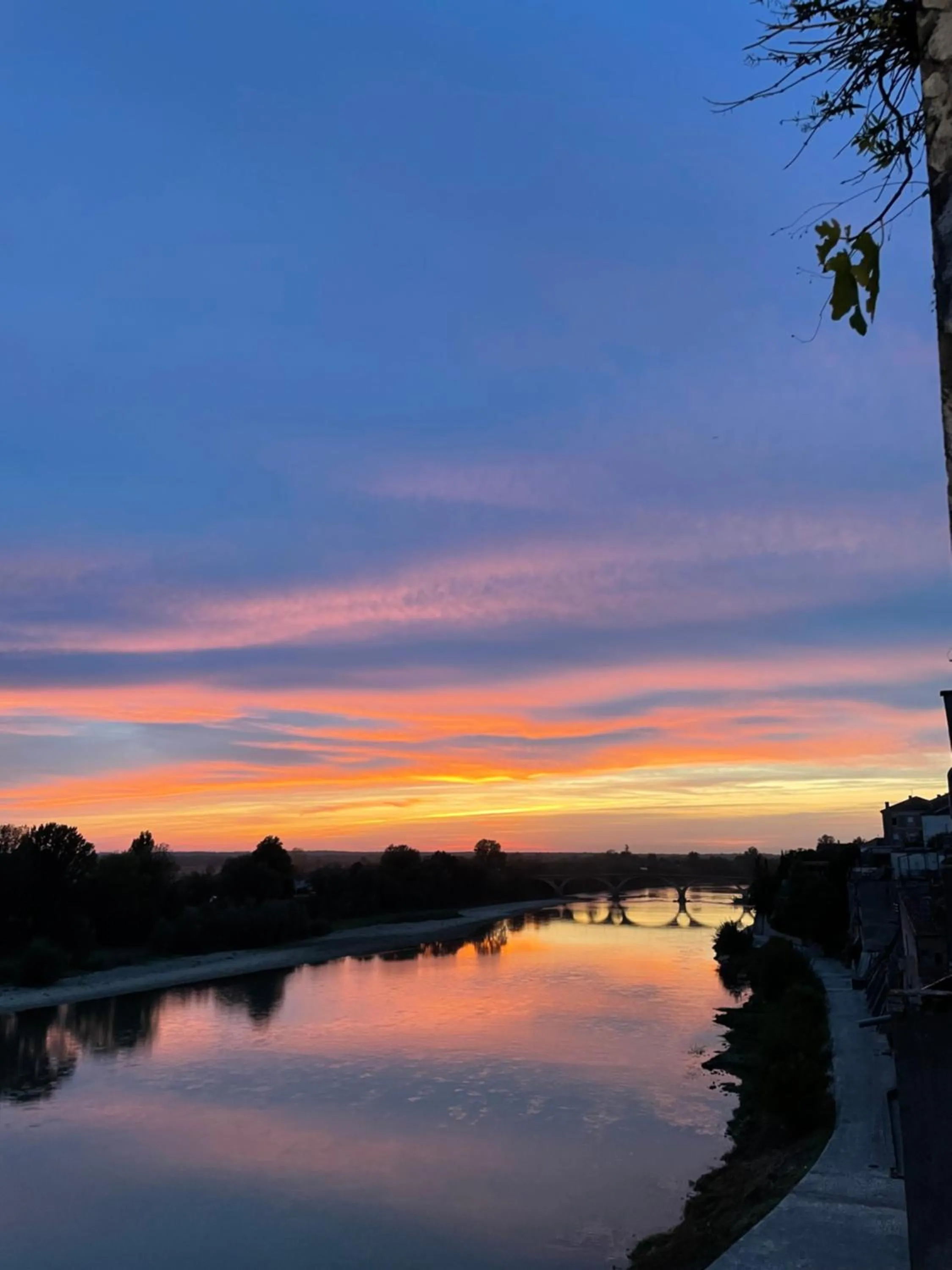 Property building in CÔTE GARONNE le BALCON DES DAMES -hôtel et restaurant- Tonneins Fauillet Marmande - vue panoramique bord de Garonne chambres climatisées