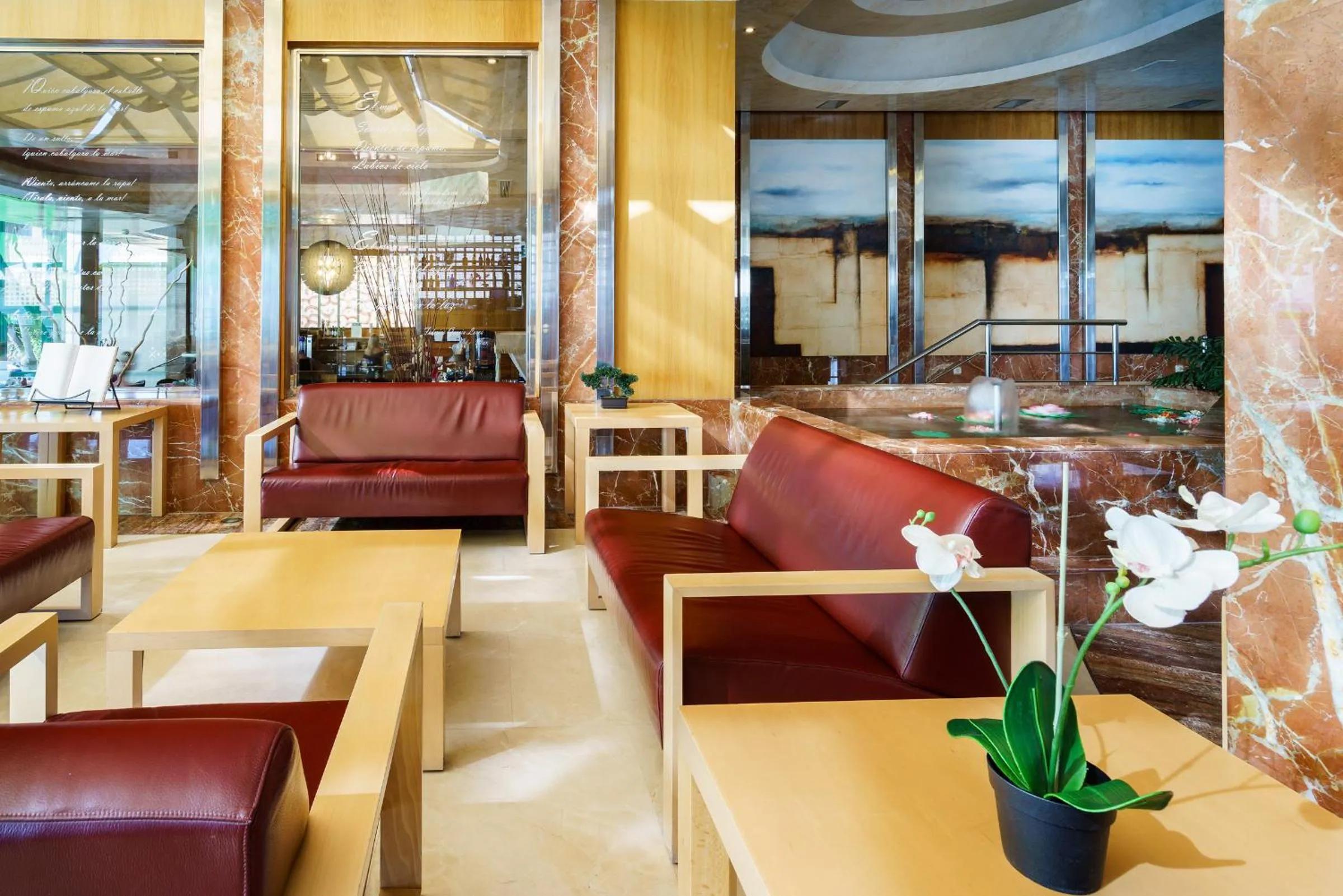 Communal lounge/ TV room in Hotel Isabel