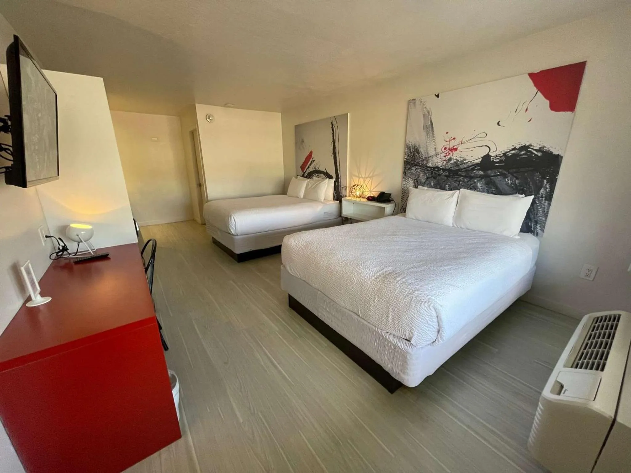 Bed in Newly Room in cozy hotel with Super location to the Parks