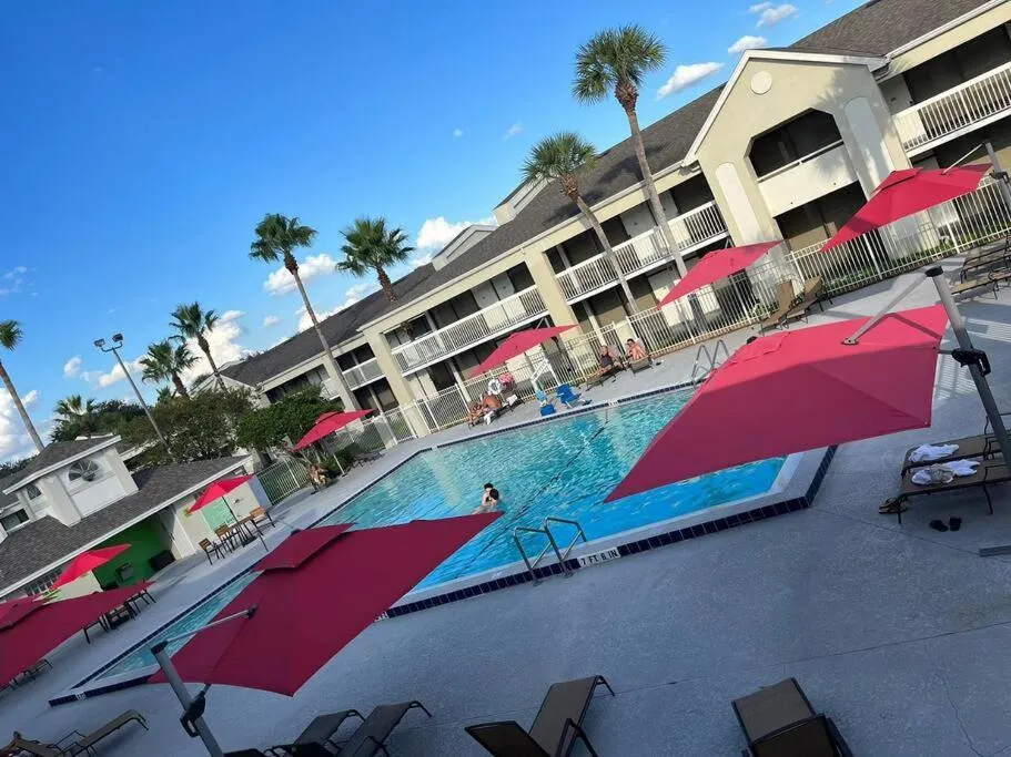 Newly Room in cozy hotel with Super location to the Parks