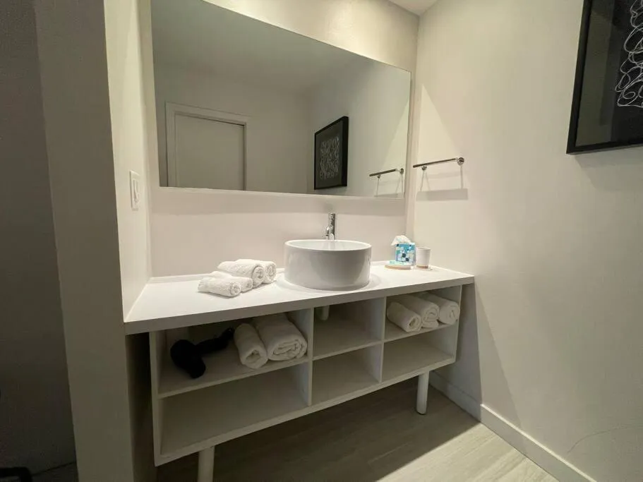 Newly Room in cozy hotel with Super location to the Parks