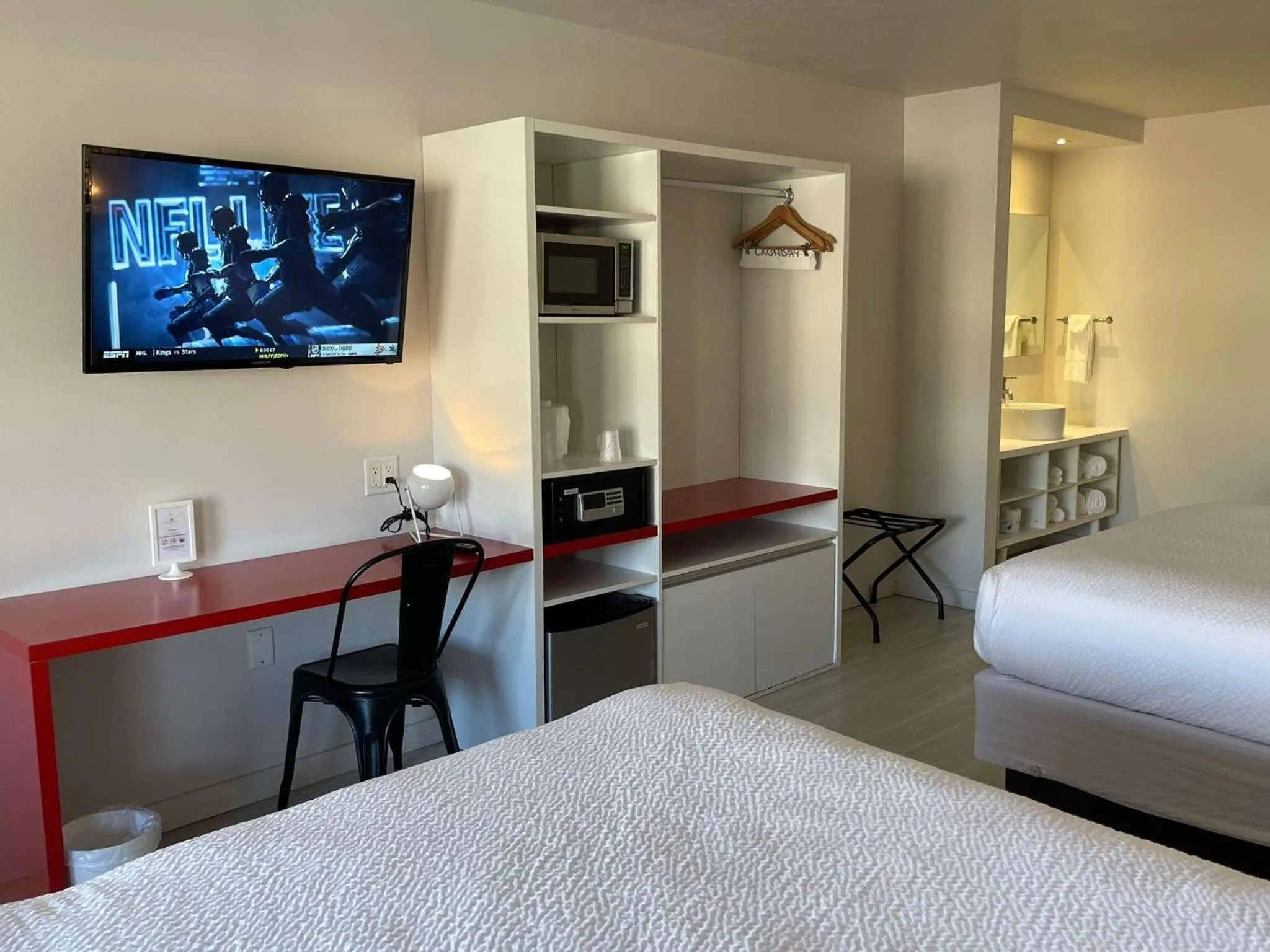 Bed in Newly Room in cozy hotel with Super location to the Parks