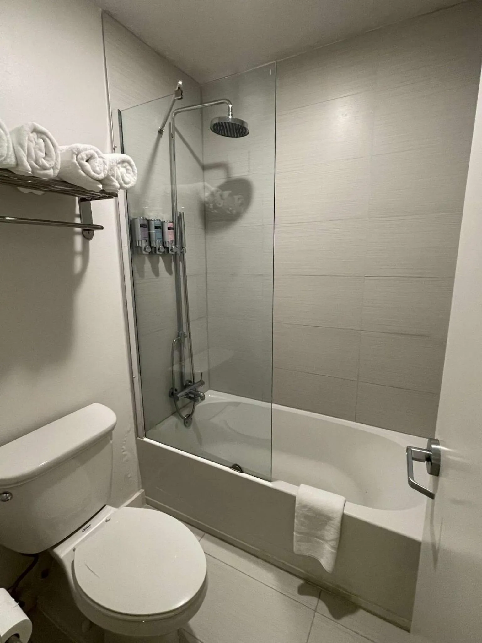 Newly Room in cozy hotel with Super location to the Parks