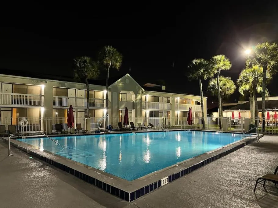 Newly Room in cozy hotel with Super location to the Parks