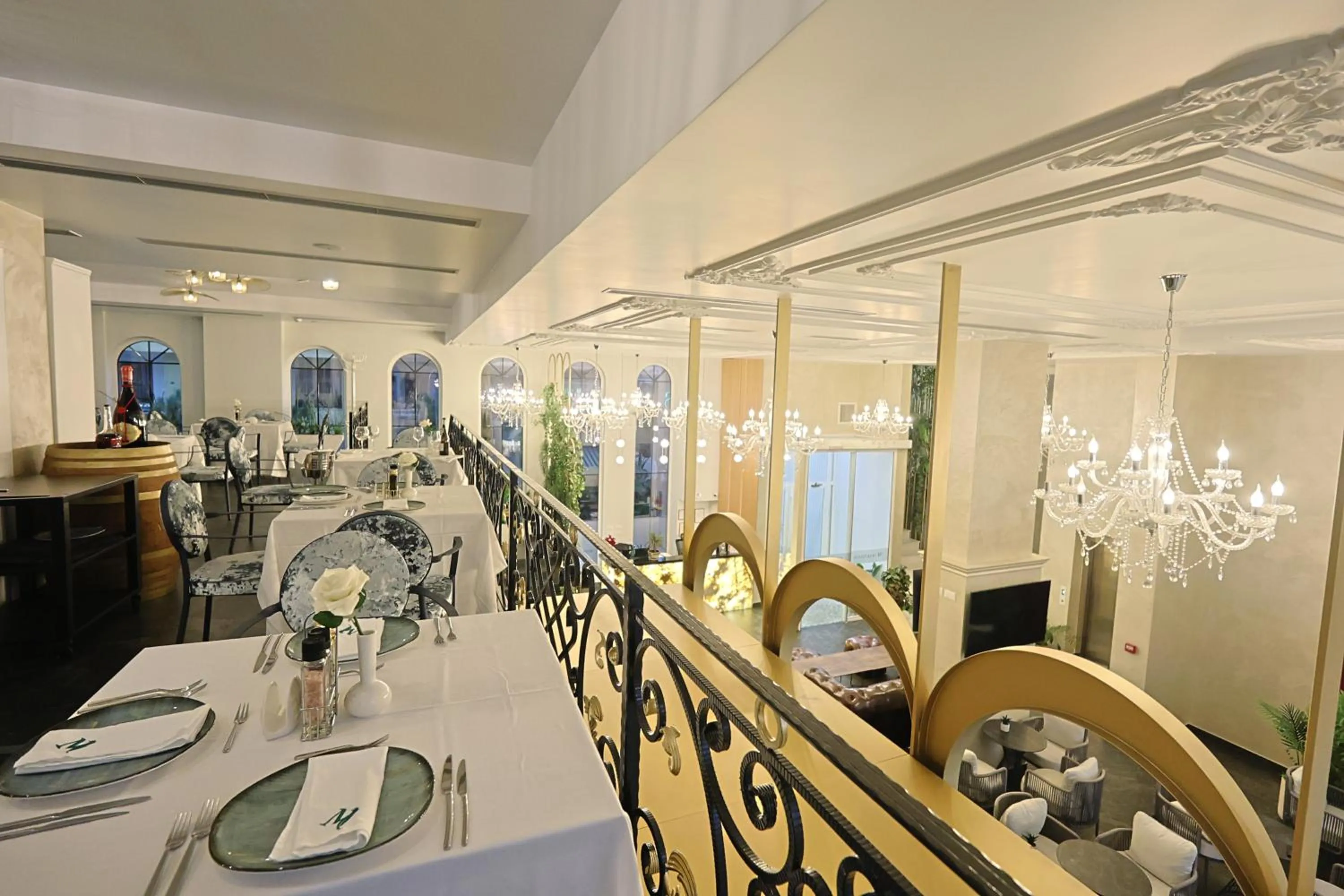 Restaurant/places to eat in Martiness Hotel Durres