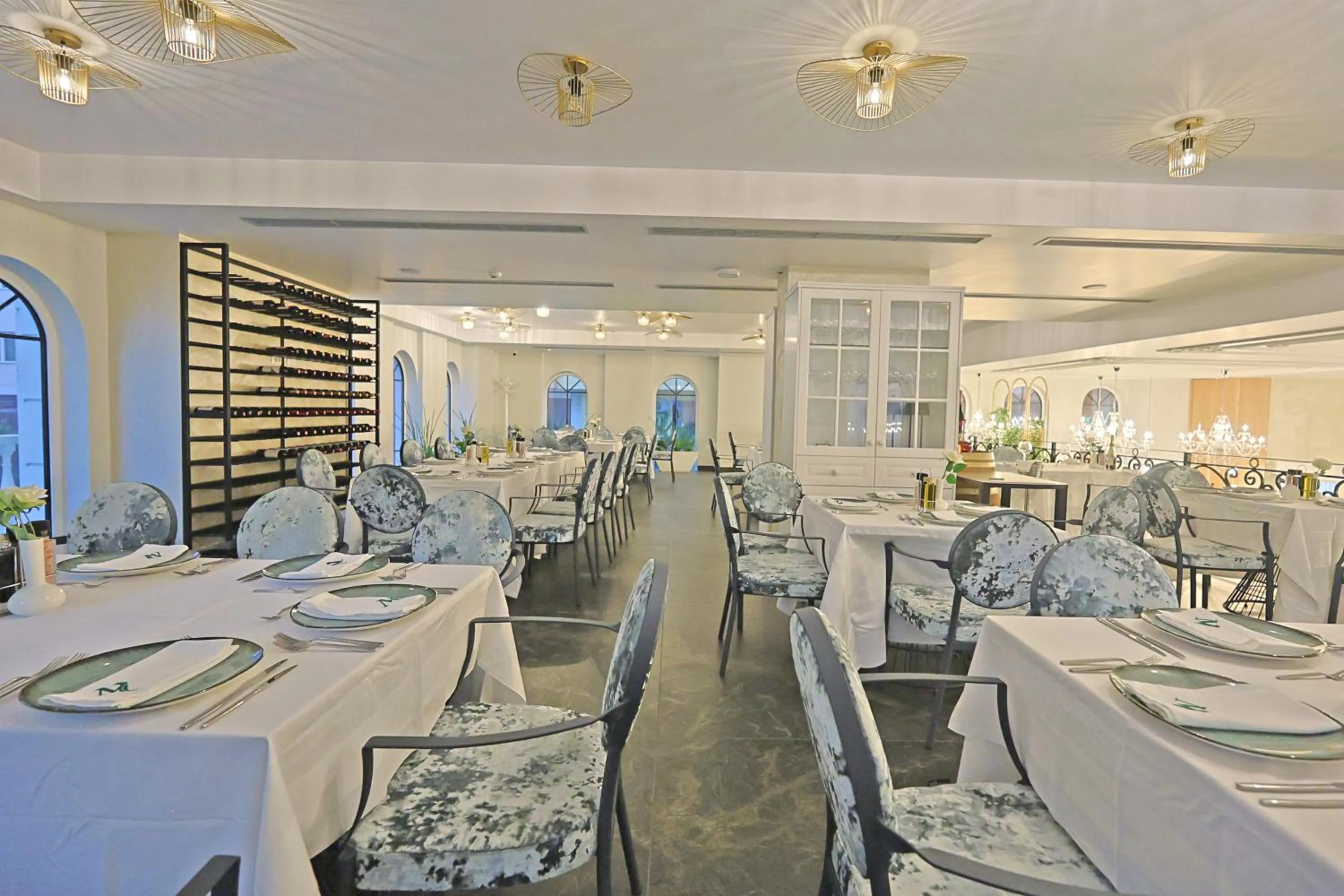 Restaurant/places to eat in Martiness Hotel Durres
