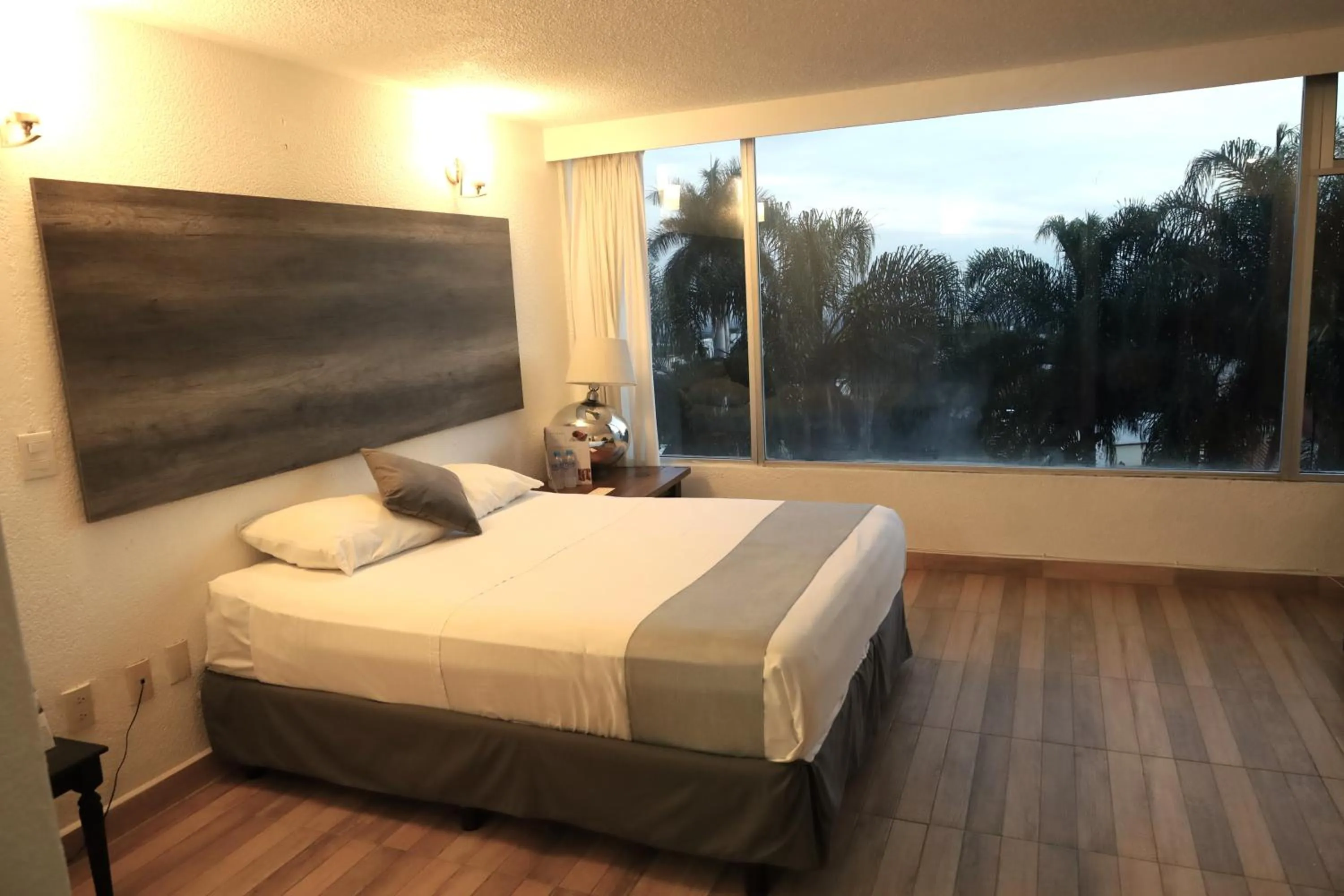 Photo of the whole room, Bed in Hotel Grand Vista Cuernavaca