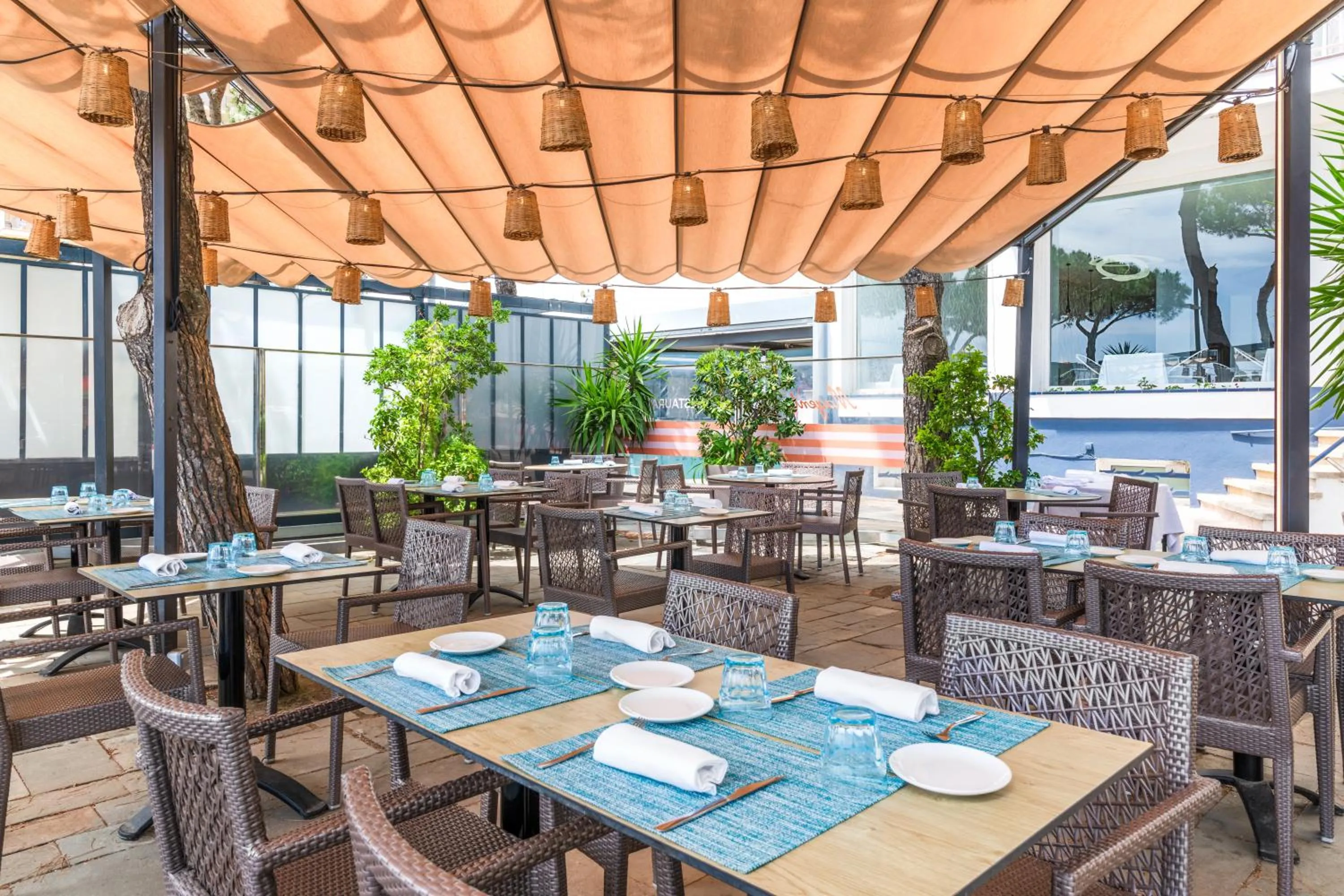 Restaurant/places to eat in Hotel Planamar by Escampa Hotels