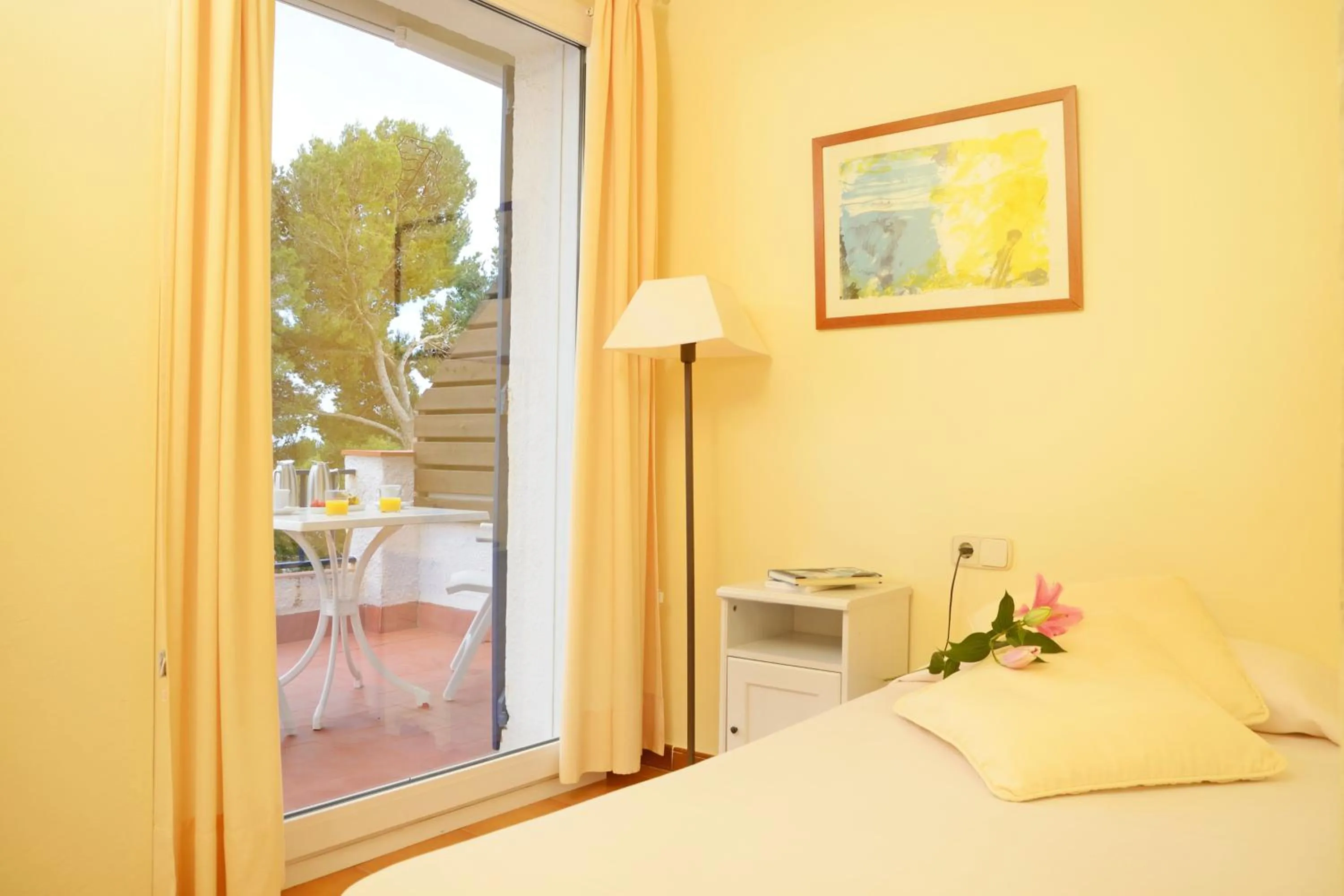 Balcony/Terrace, Bed in Hotel Sant Roc