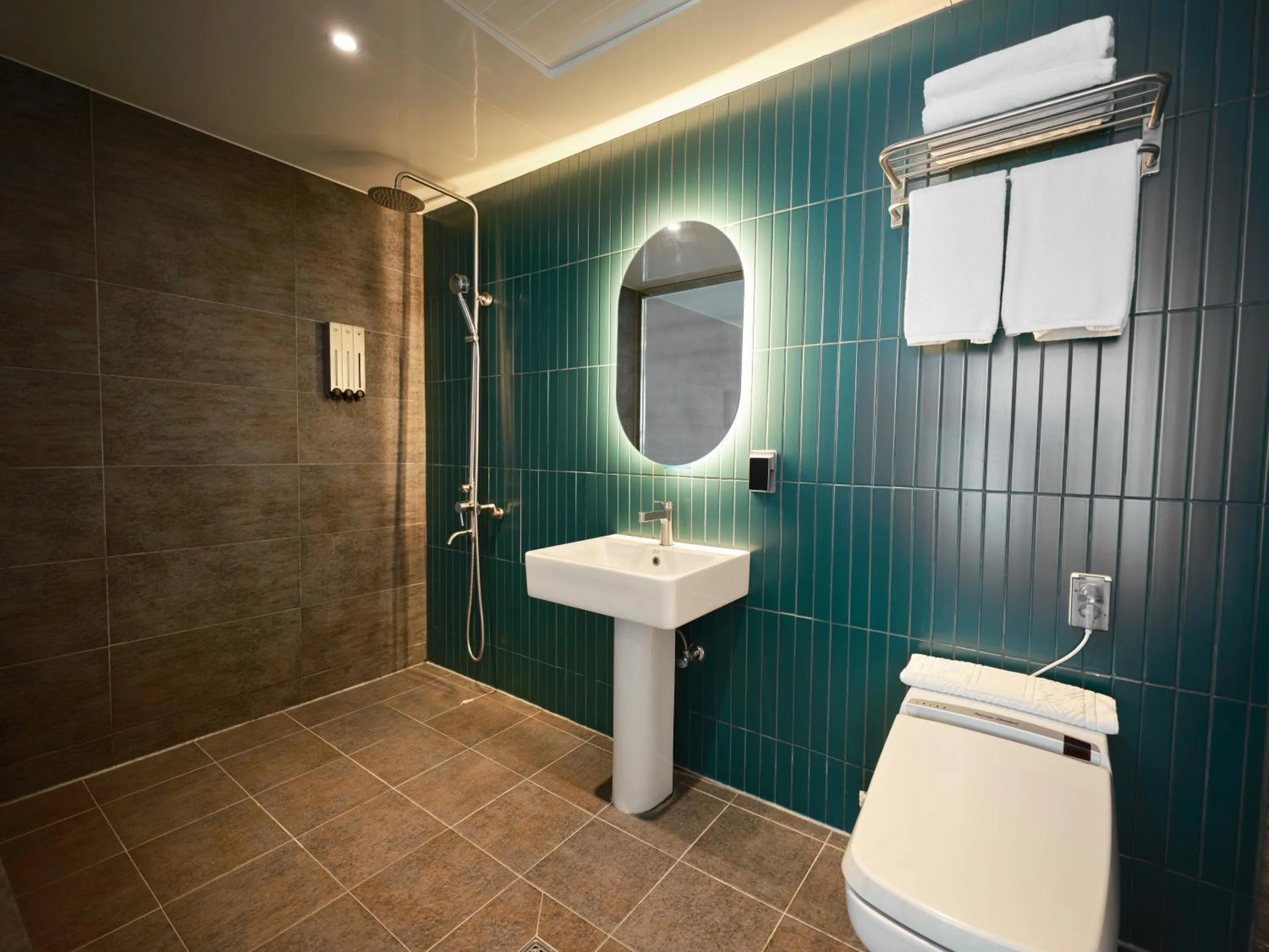 Shower in UH Suite The Haeundae