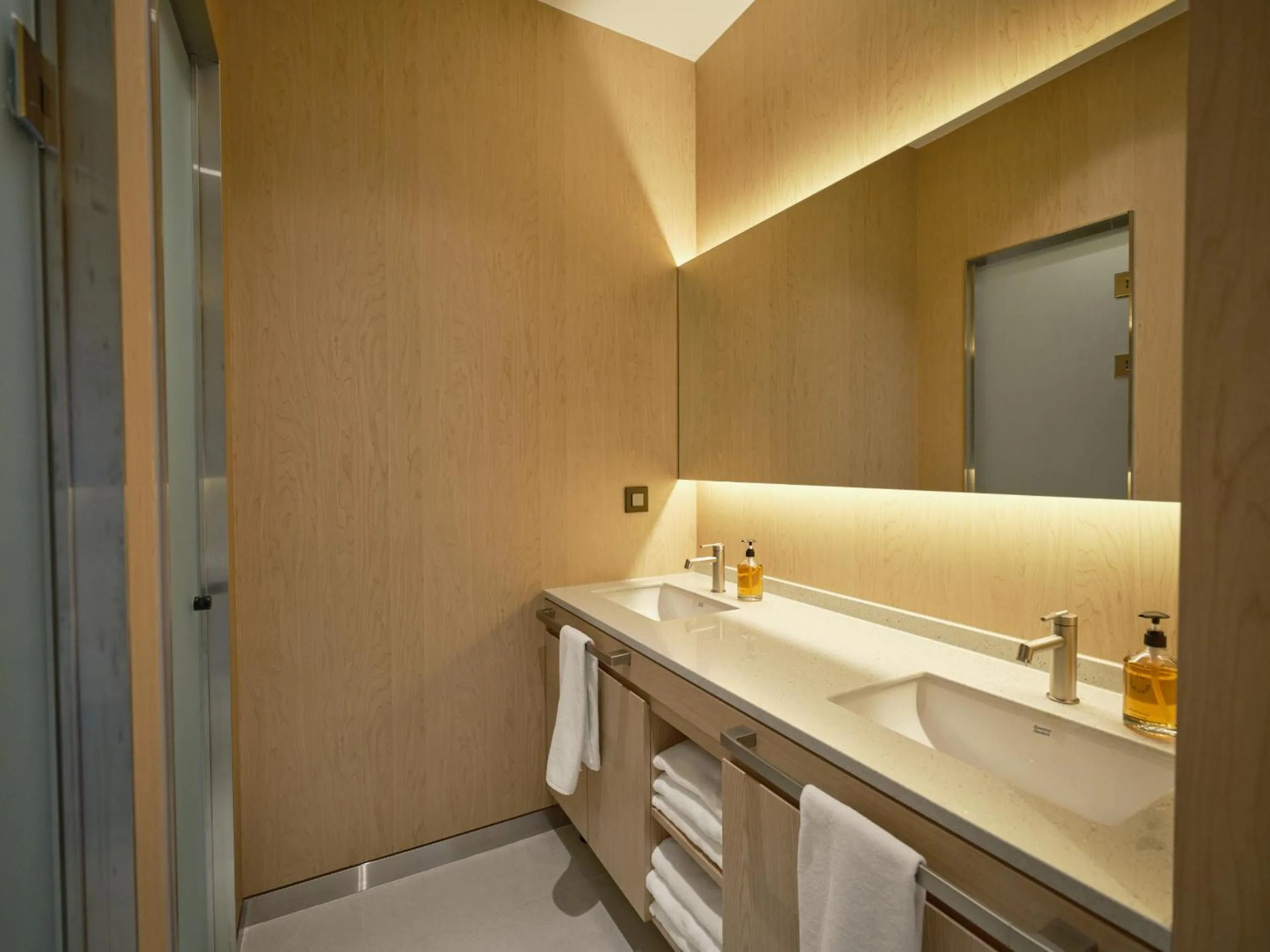 Shower in UH Suite The Haeundae