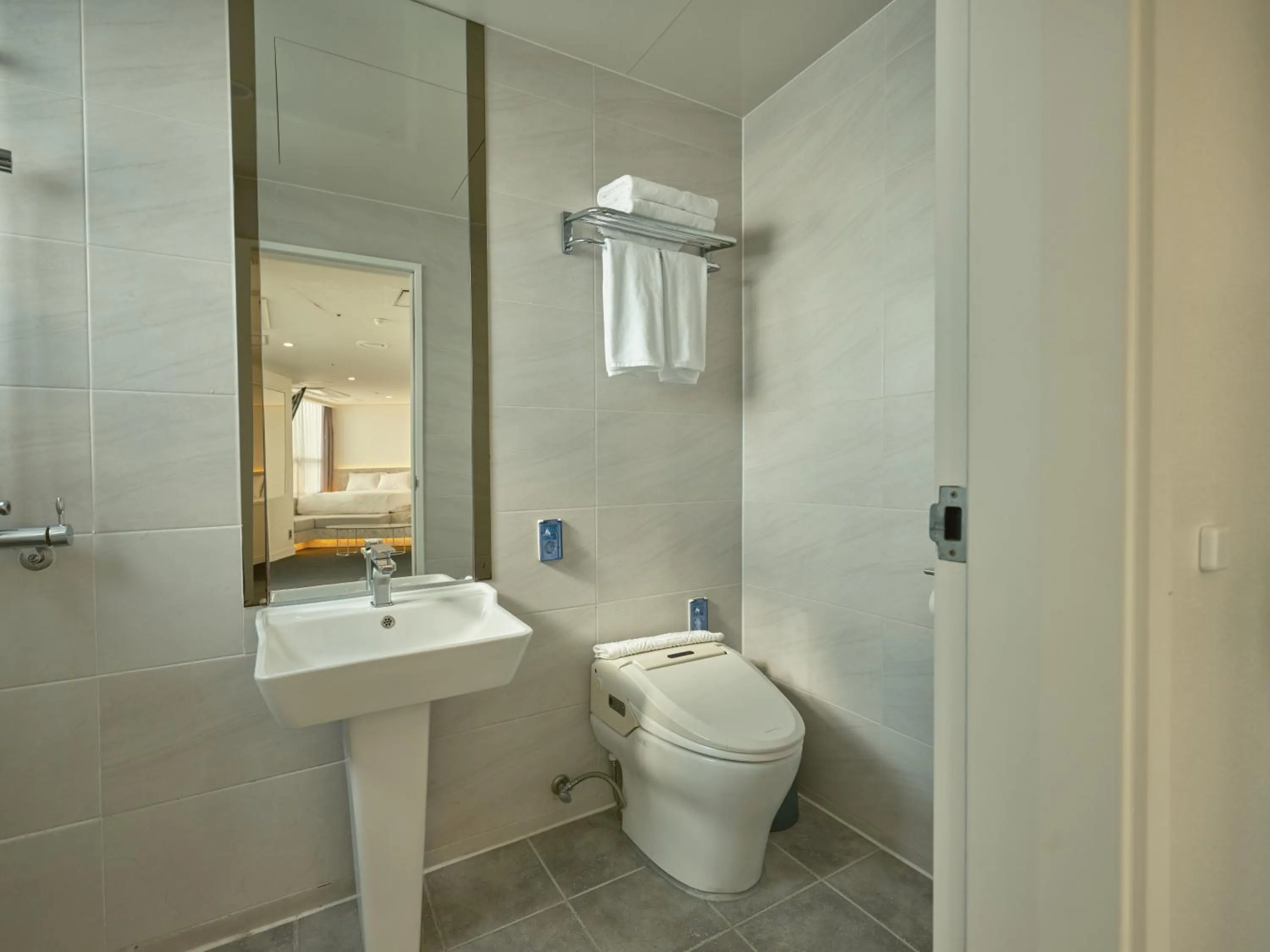 Shower in UH Suite The Haeundae