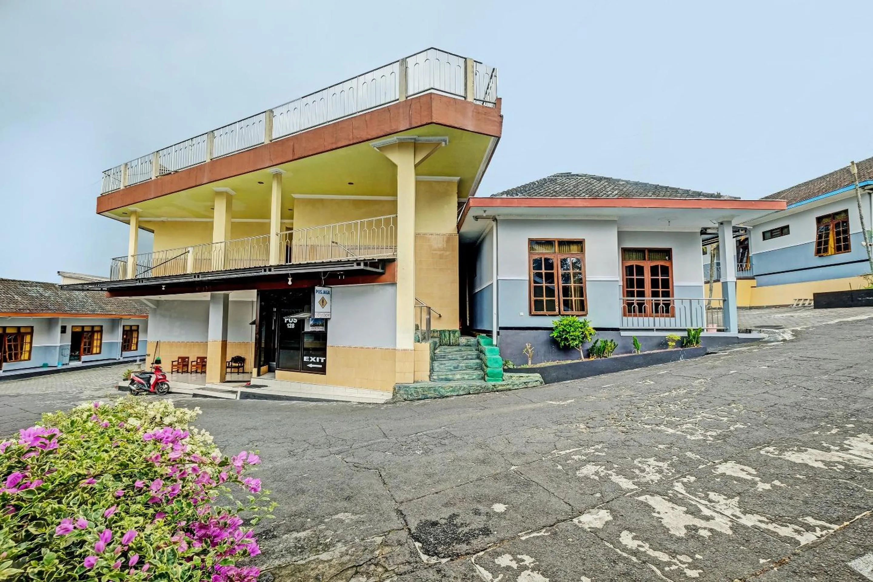 Facade/entrance in Hotel O Citra Dewi 2