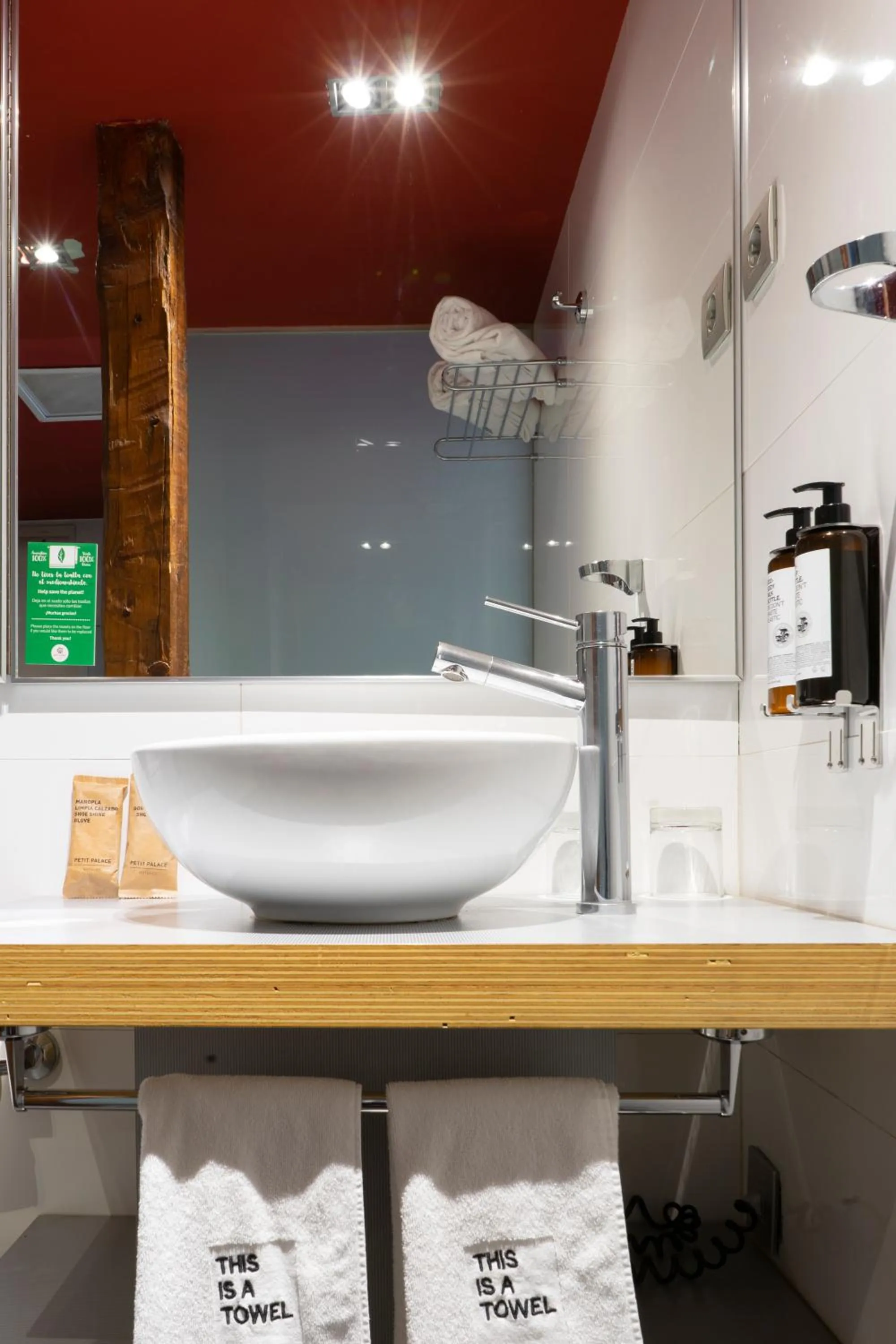 Bathroom in Petit Palace Plaza España