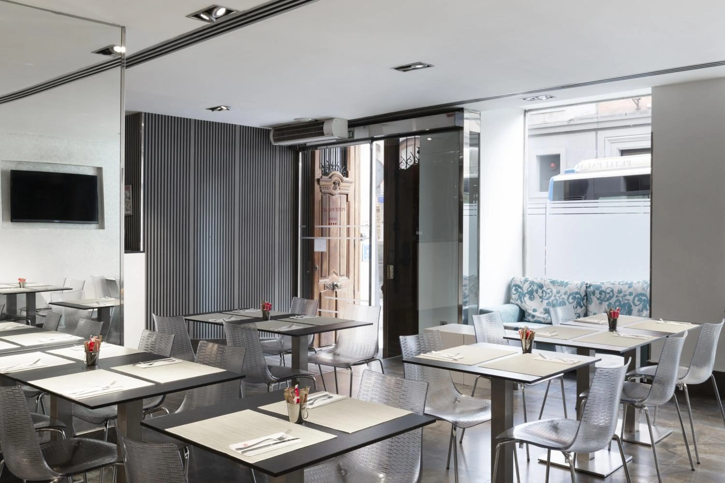 Restaurant/places to eat in Petit Palace Plaza España